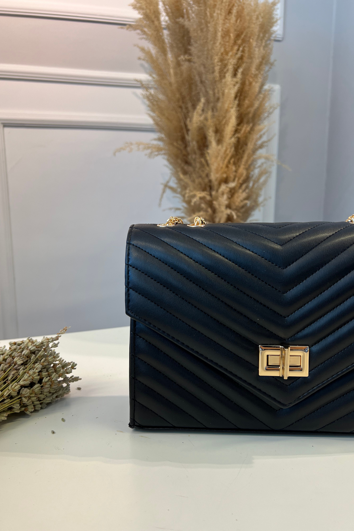 Gerçek Deri Toka Detaylı Kapitone Zincirli Omuz Çantası Siyah