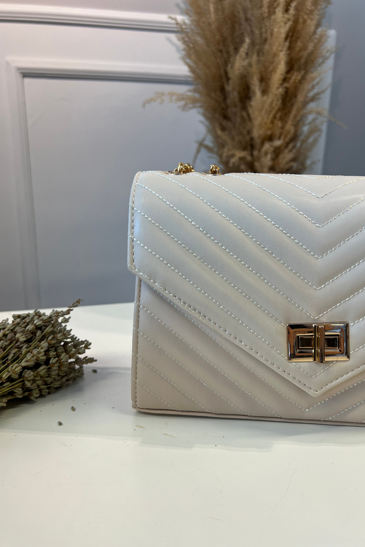 Gerçek Deri Toka Detaylı Kapitone Zincirli Omuz Çantası Bej