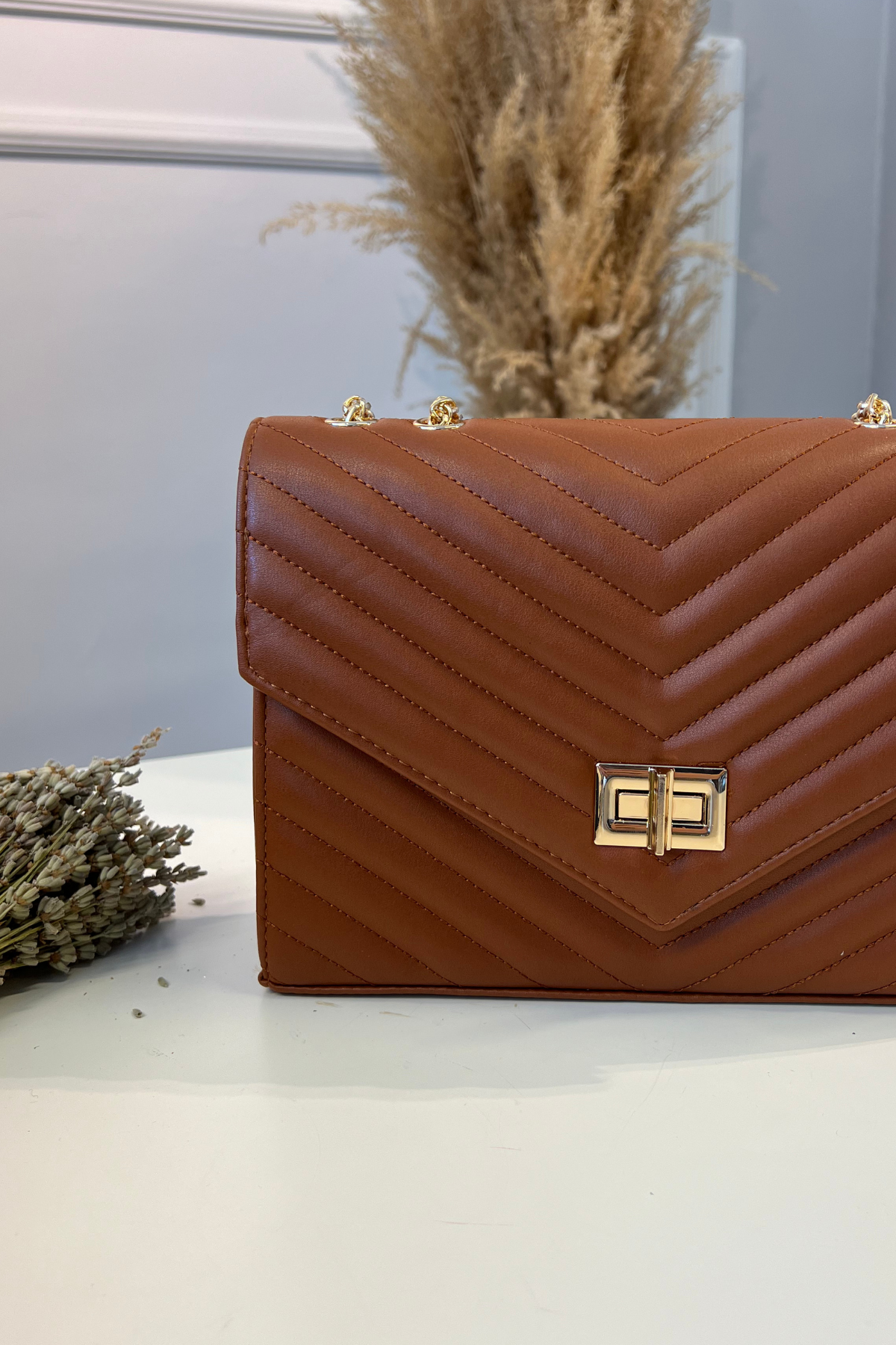 Gerçek Deri Toka Detaylı Kapitone Zincirli Omuz Çantası Taba