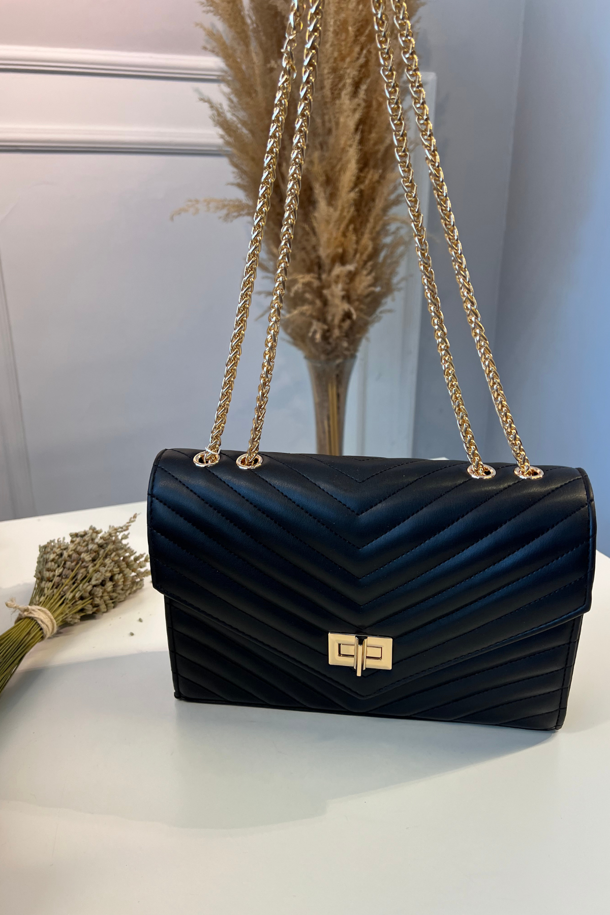 Gerçek Deri Toka Detaylı Kapitone Zincirli Omuz Çantası Siyah