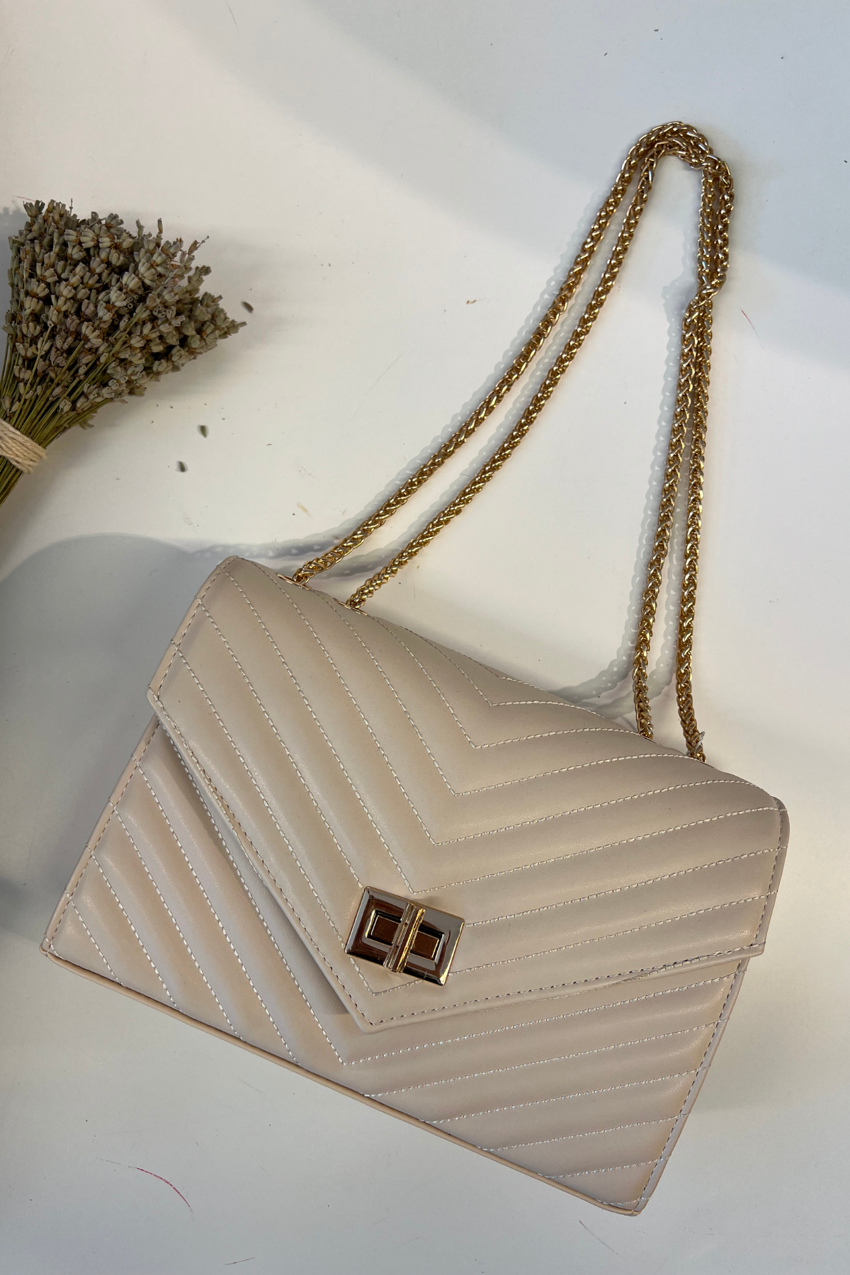 Gerçek Deri Toka Detaylı Kapitone Zincirli Omuz Çantası Bej