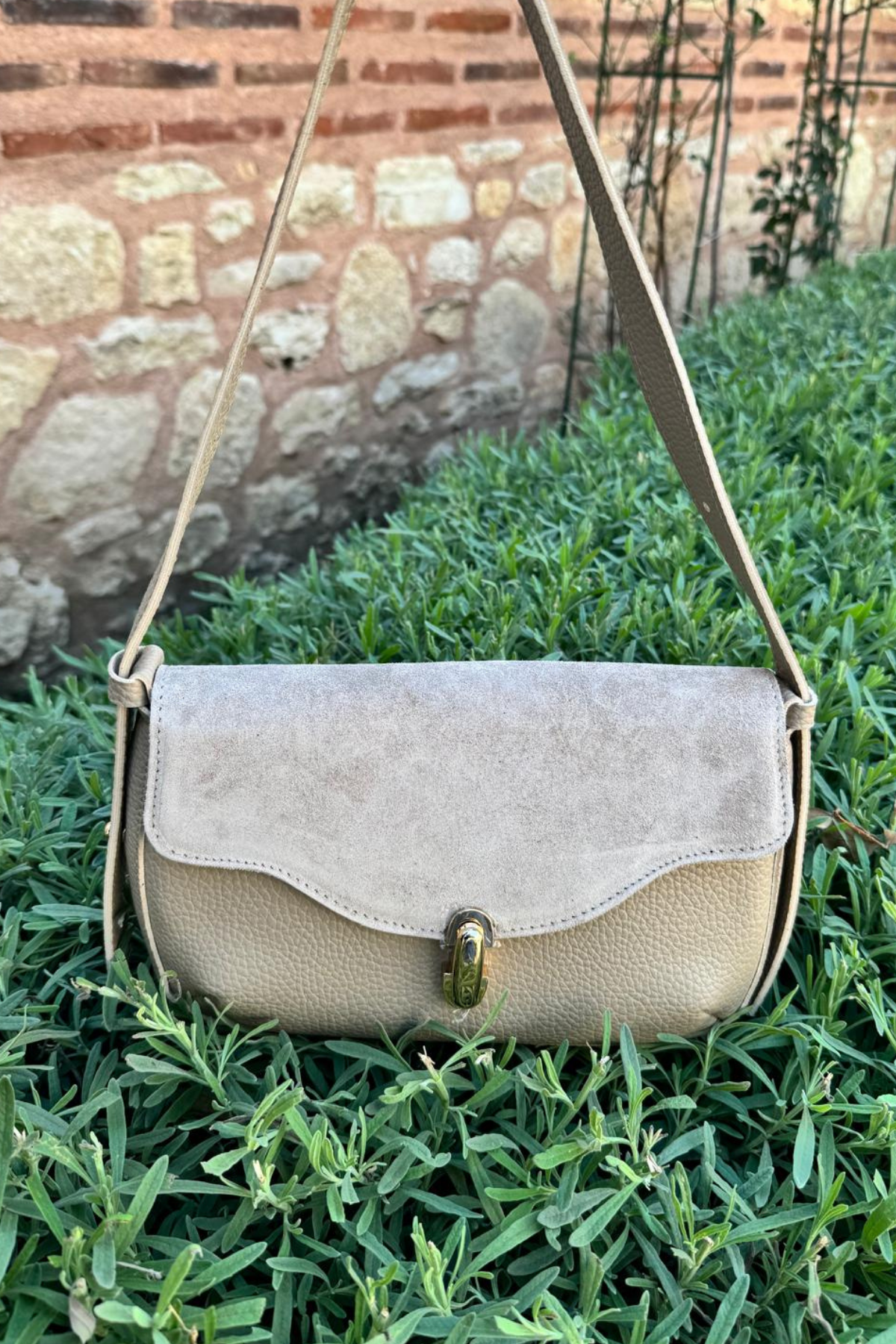 Gerçek Süet Deri Toka Detaylı Baget Çanta Vizon