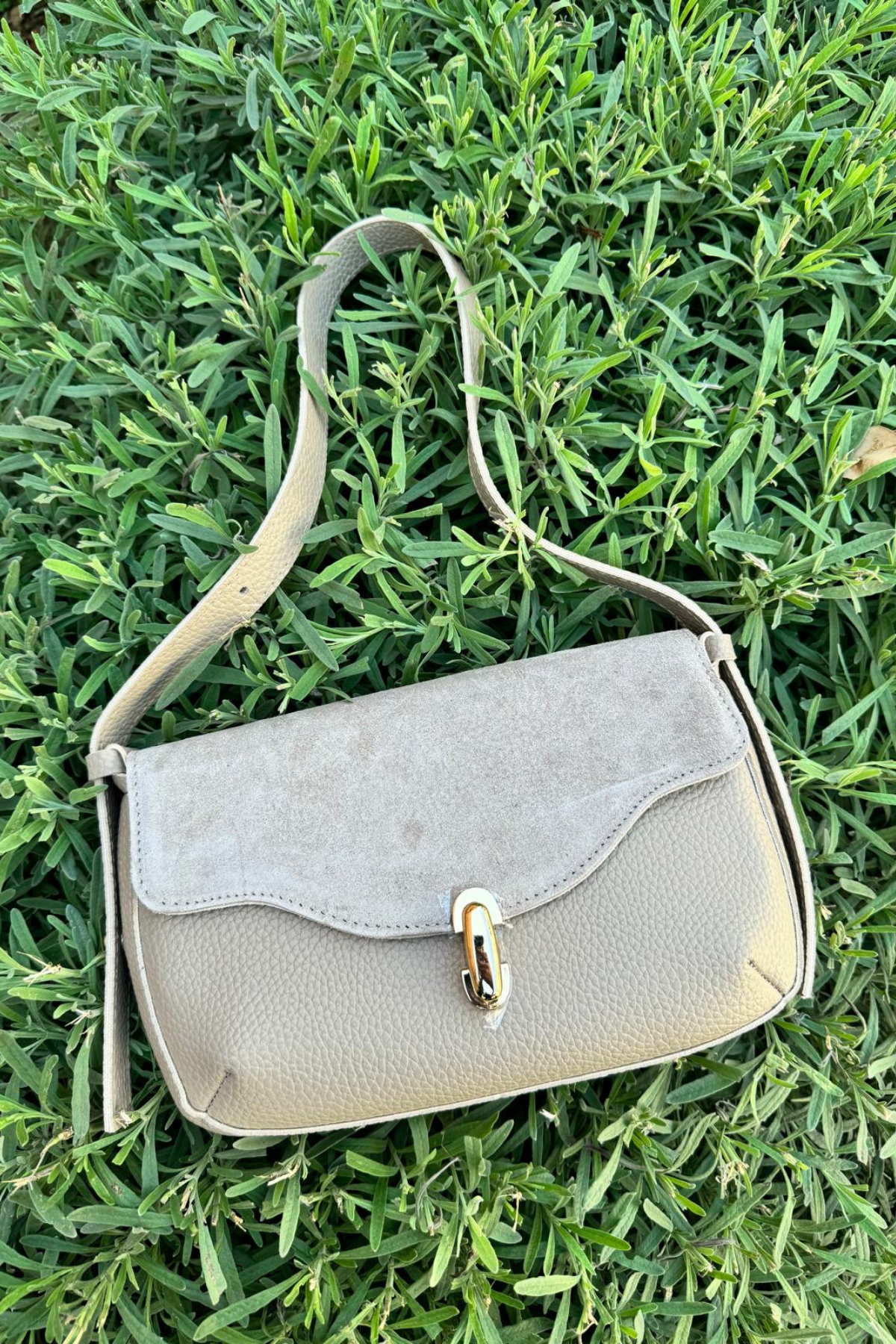 Gerçek Süet Deri Toka Detaylı Baget Çanta Vizon