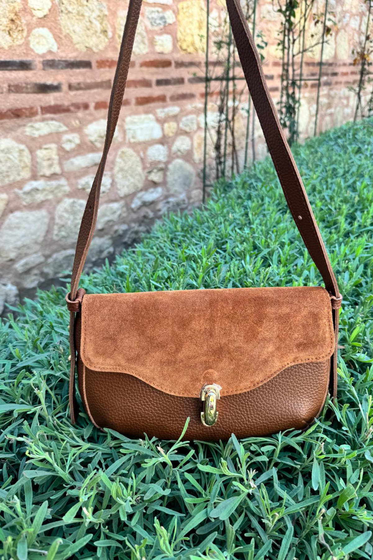 Gerçek Süet Deri Toka Detaylı Baget Çanta Taba