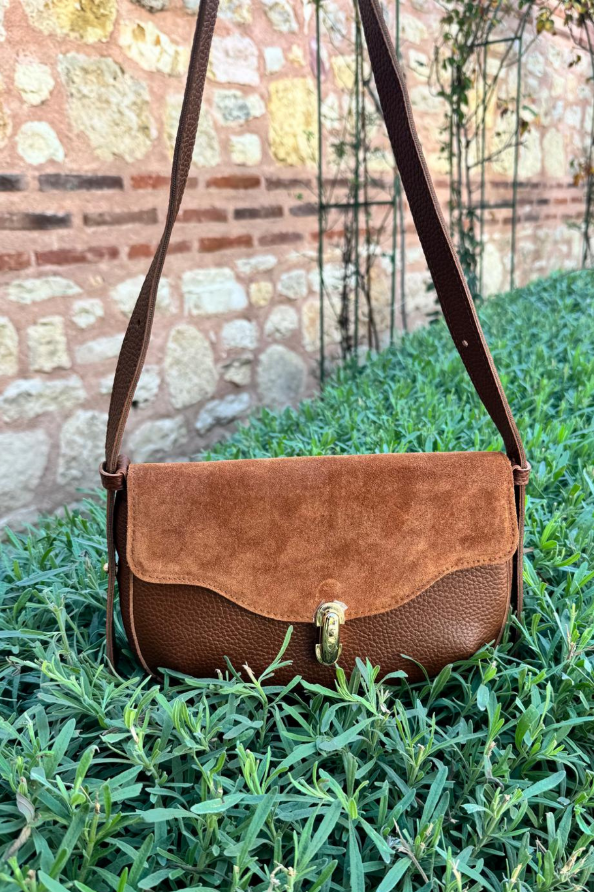 Gerçek Süet Deri Toka Detaylı Baget Çanta Taba