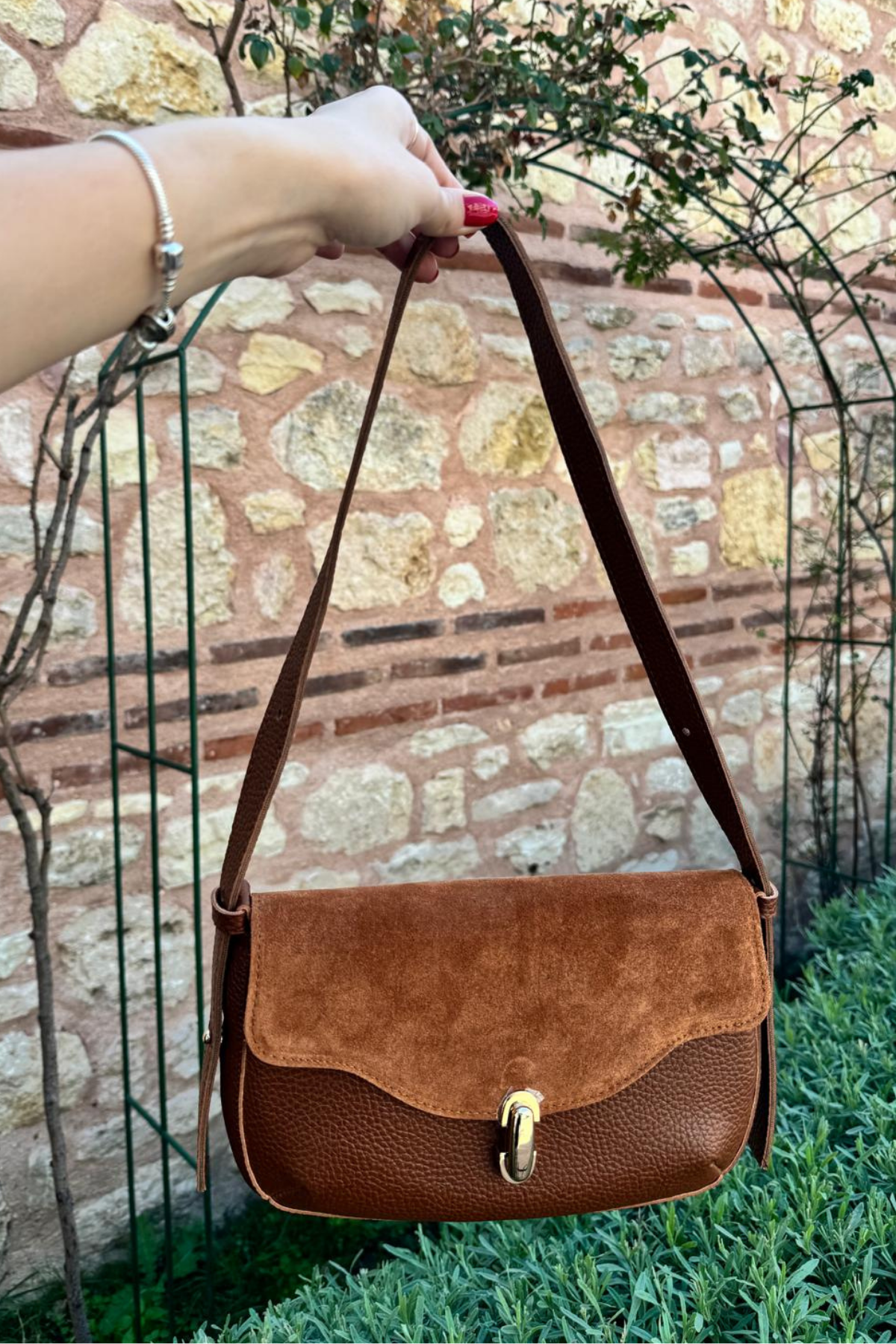 Gerçek Süet Deri Toka Detaylı Baget Çanta Taba