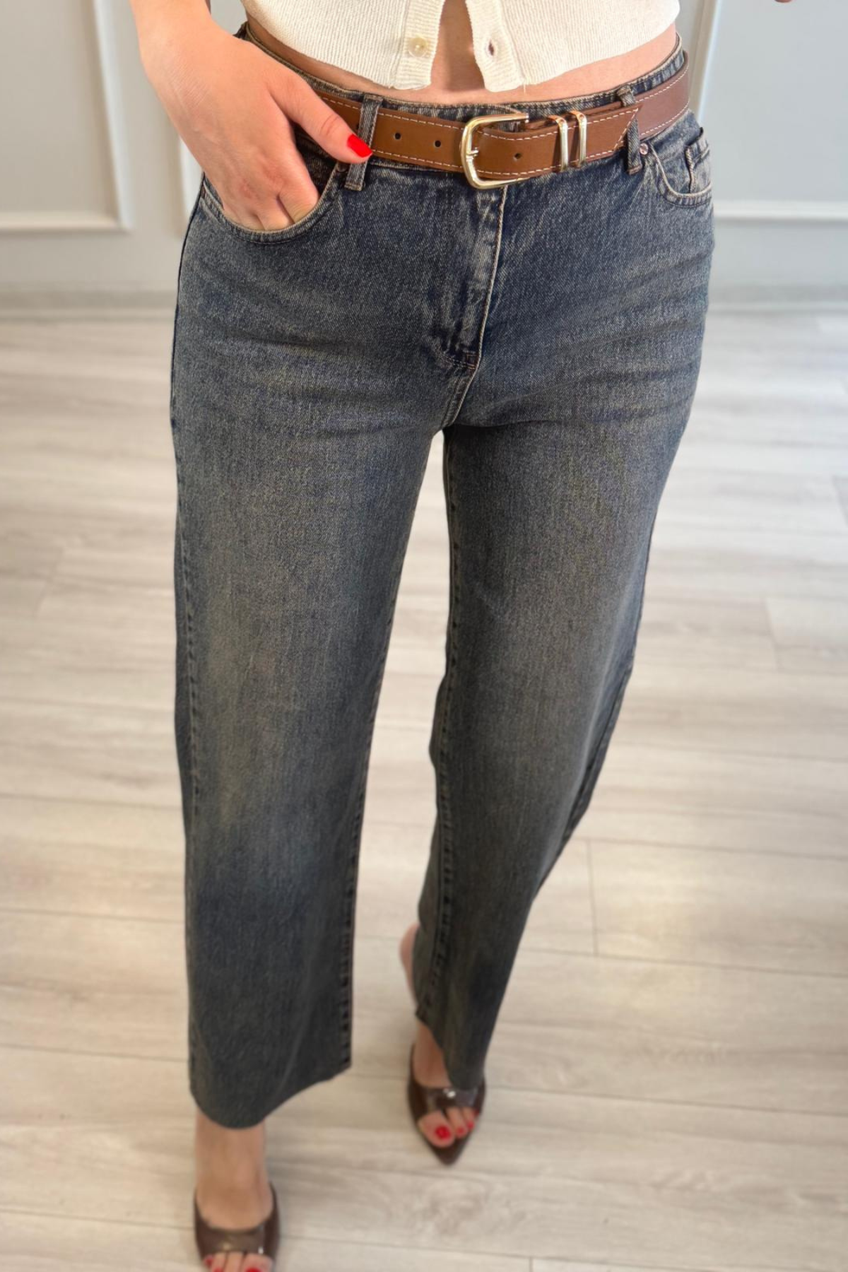 Kemerli Kesik Paça Mom Fit Jean Soluk Mavi