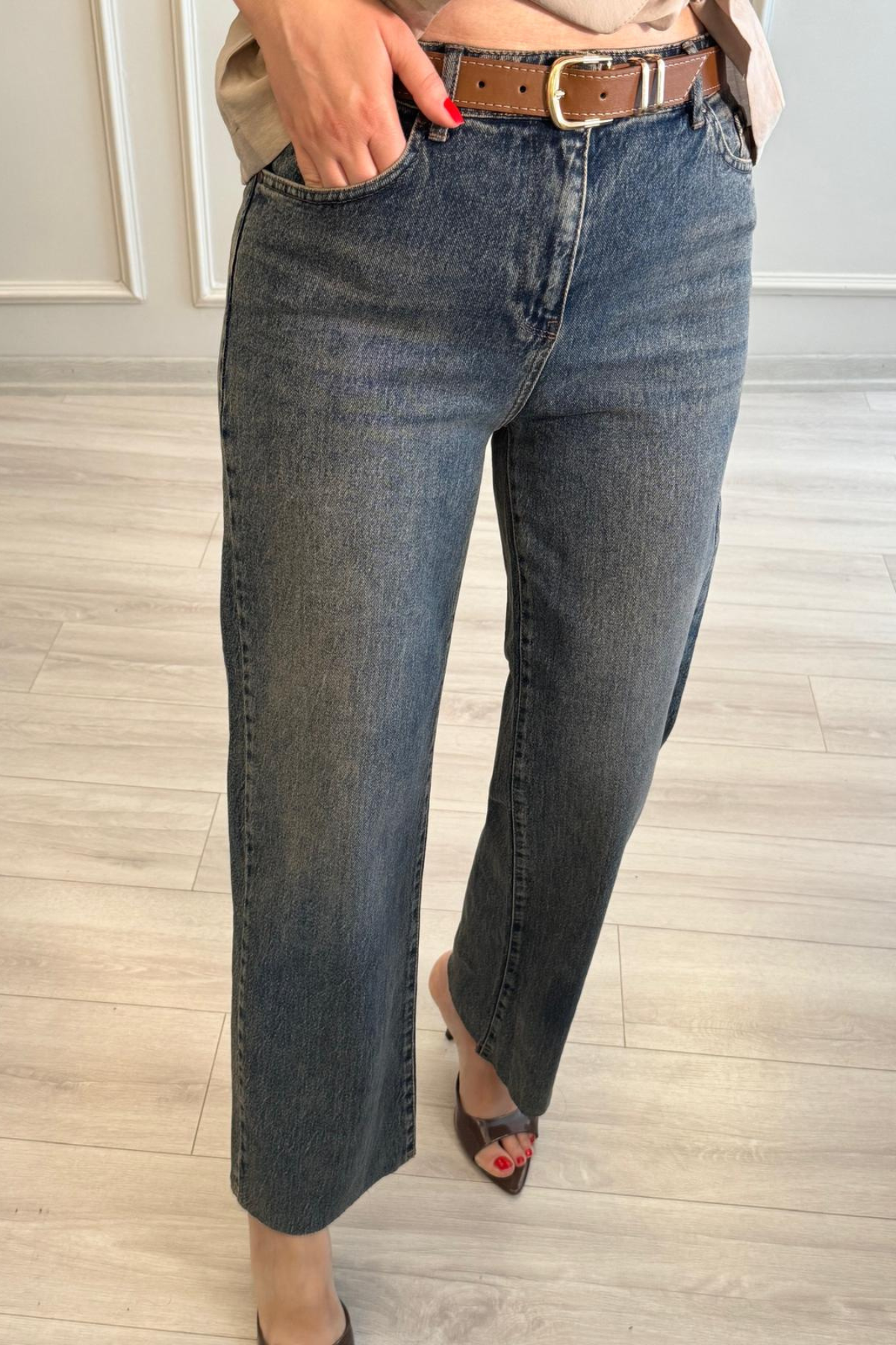 Kemerli Kesik Paça Mom Fit Jean Soluk Mavi