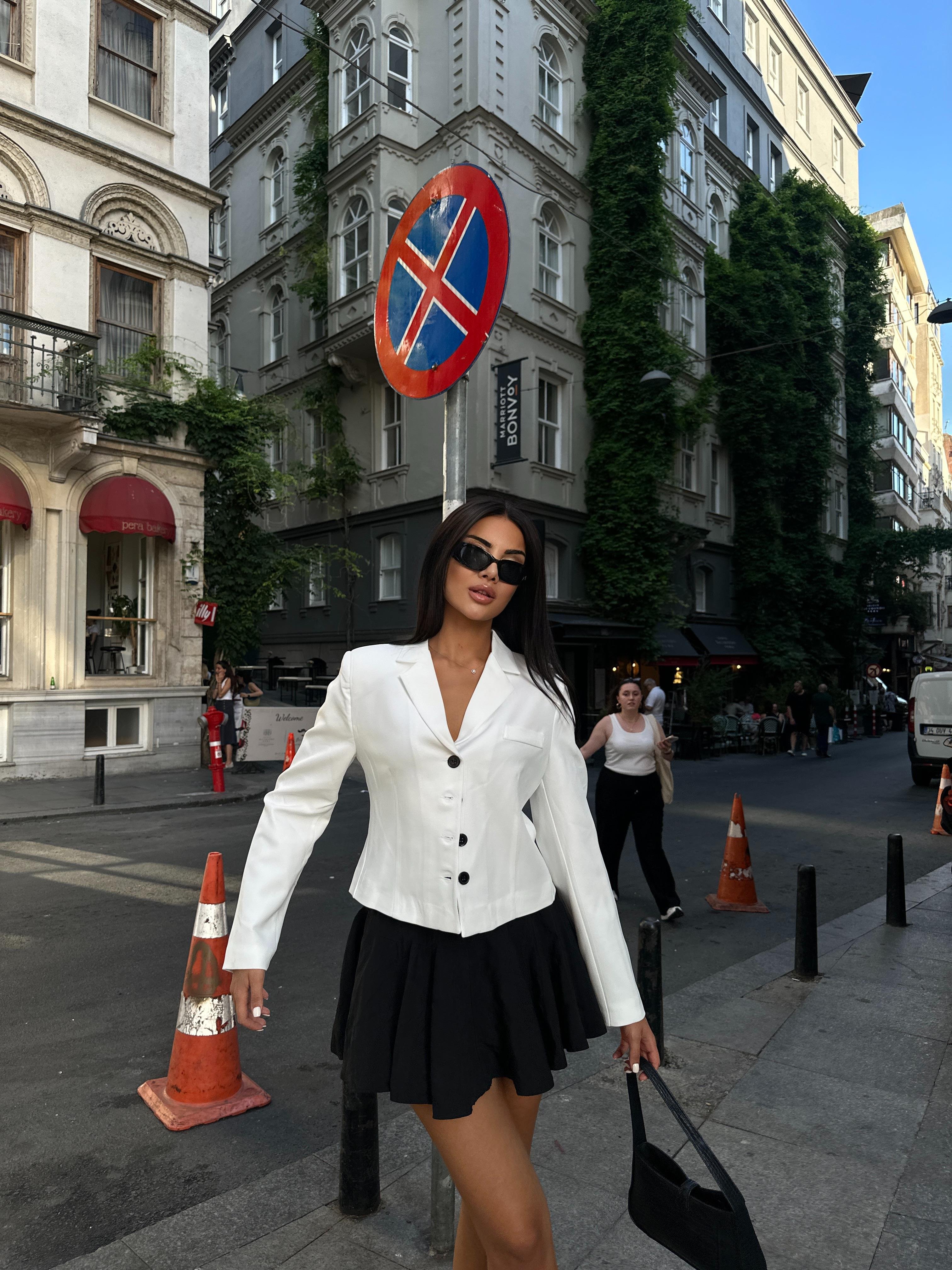 Kadın Kruvaze Yaka Double Kumaş Kısa Beyaz Blazer Ceket