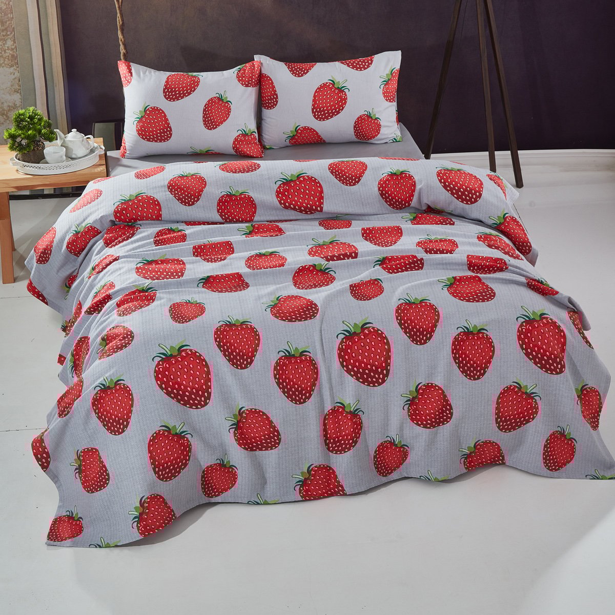 Çilek Desenli Çift Kişilik Pike Takımı Gri