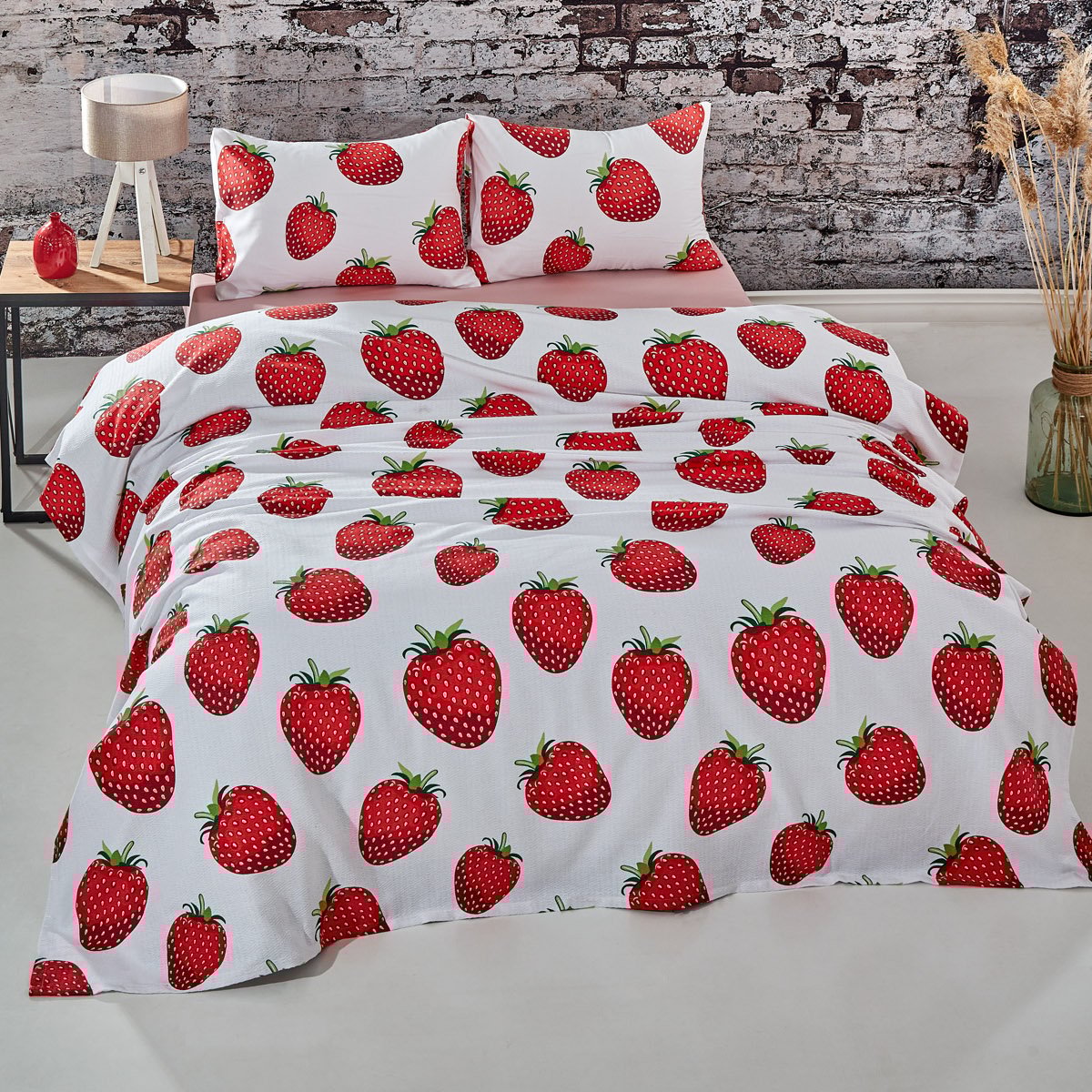 Çilek Desenli Çift Kişilik Pike Takımı Beyaz