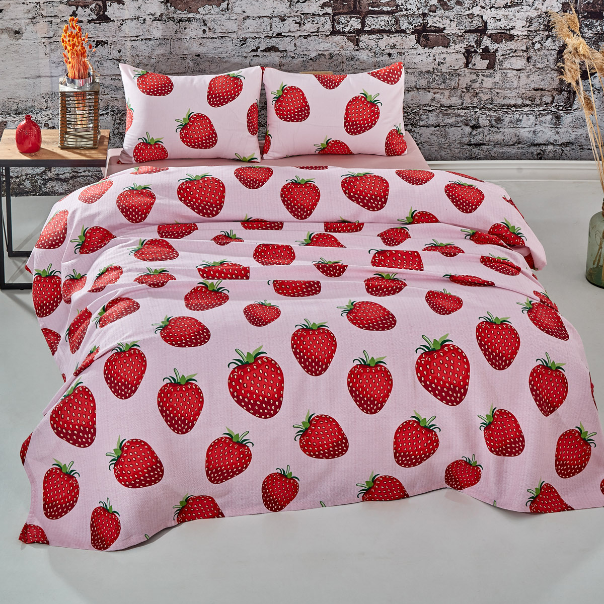 Çilek Desenli Çift Kişilik Pike Takımı Pembe