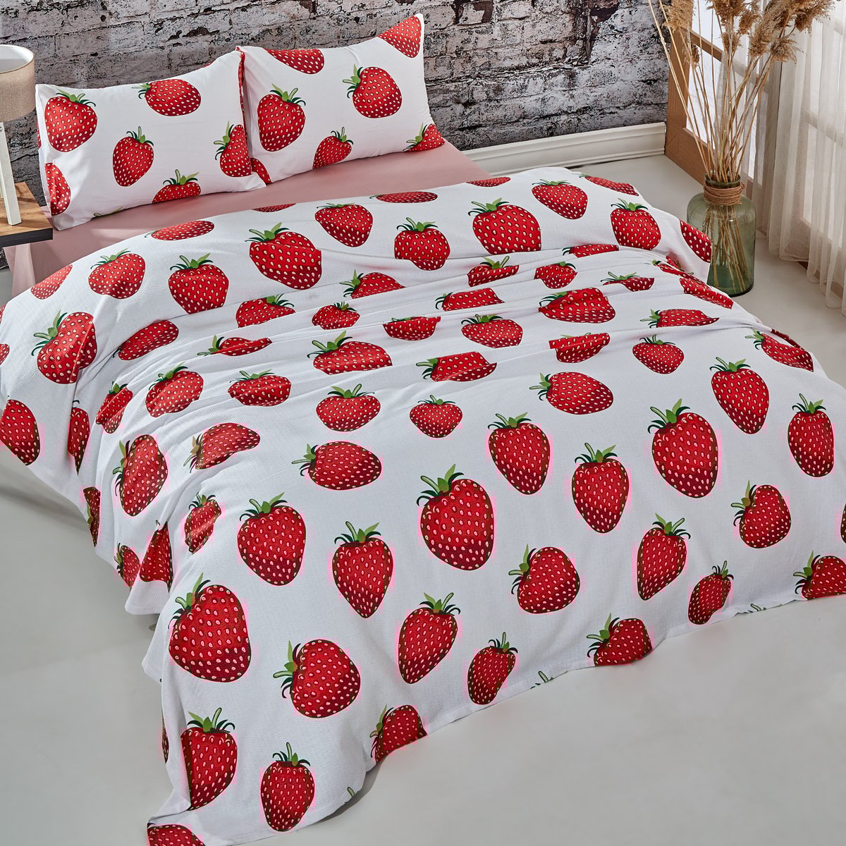 Çilek Desenli Çift Kişilik Pike Takımı Beyaz