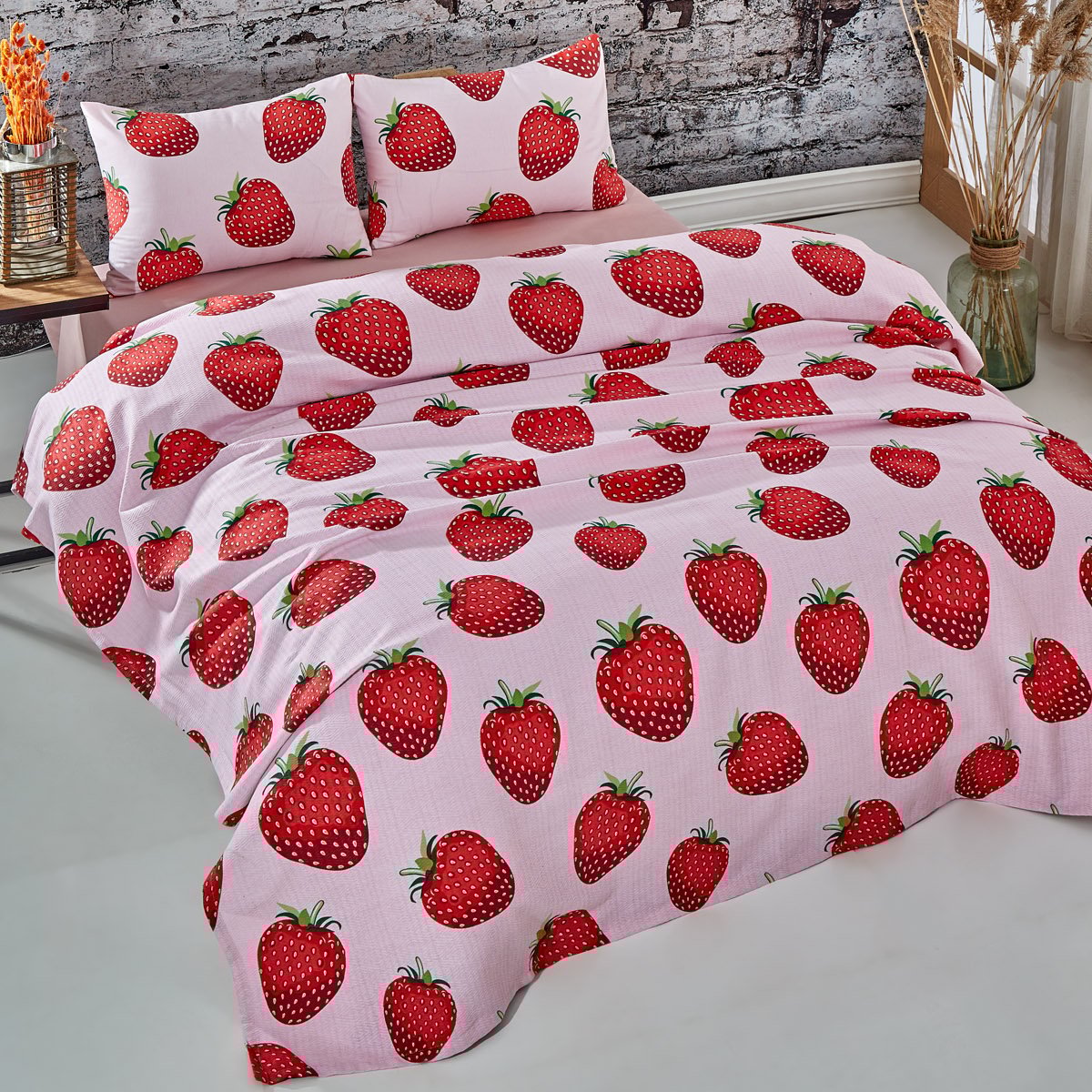 Çilek Desenli Çift Kişilik Pike Takımı Pembe