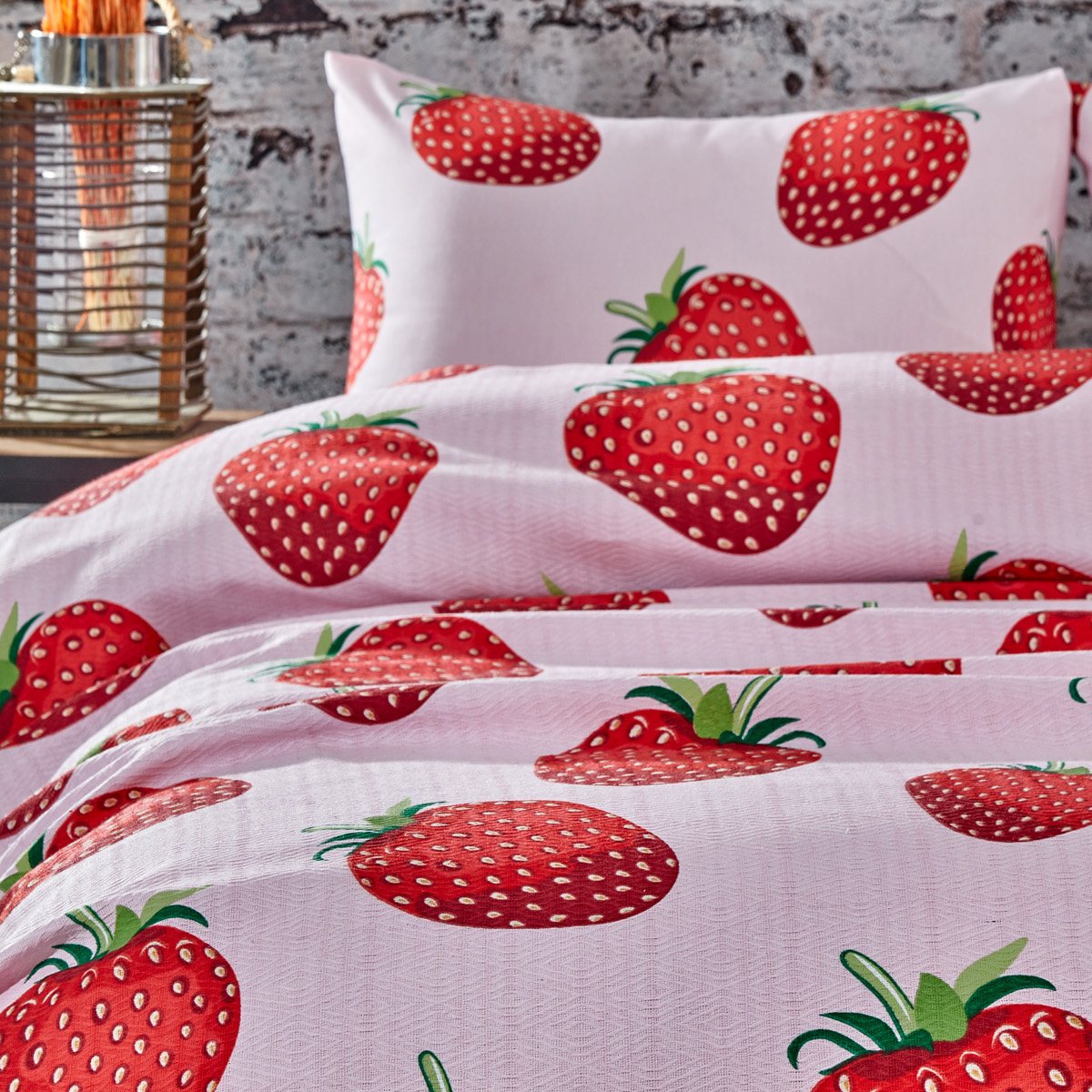 Çilek Desenli Tek Kişilik Pike Takımı Pembe