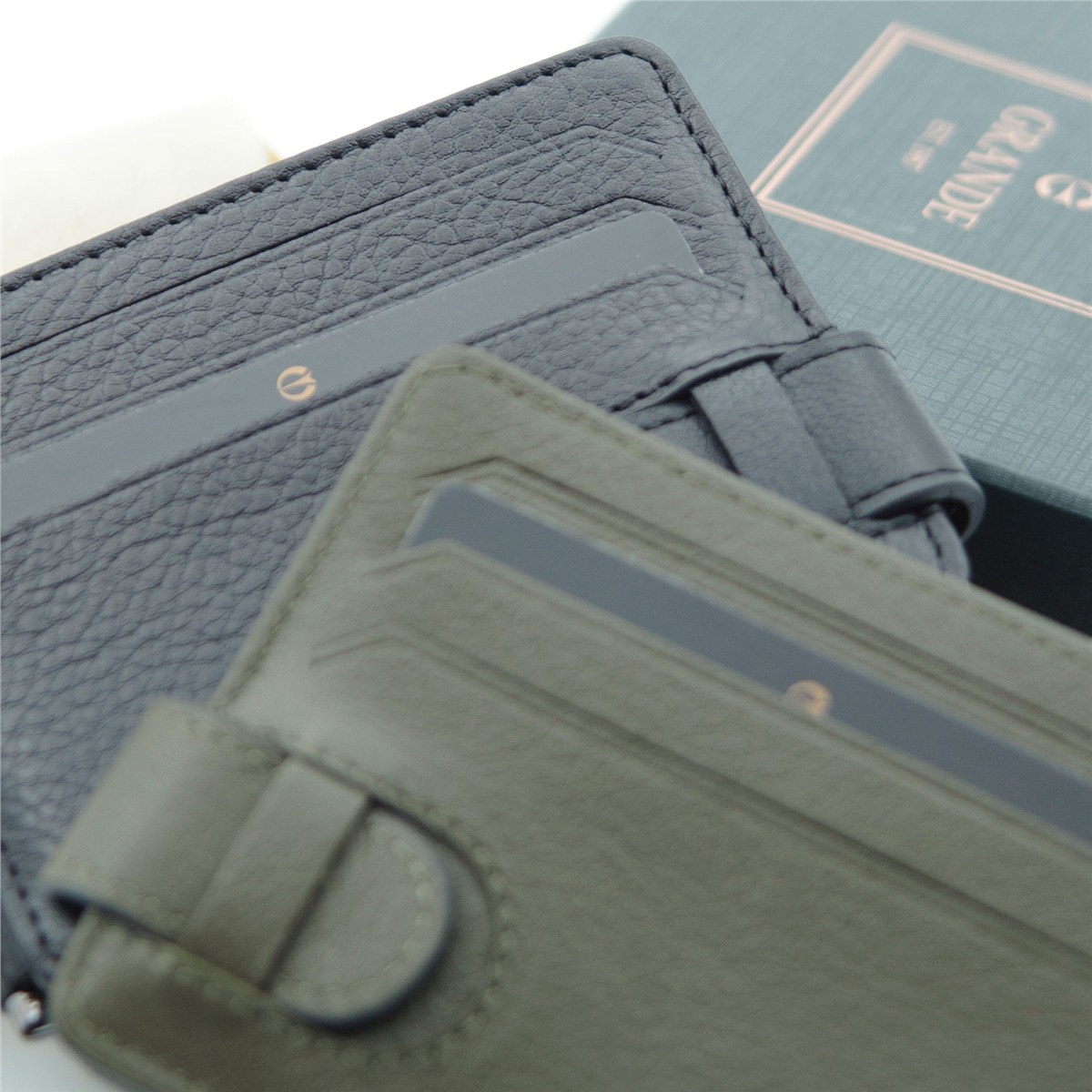 Grande  Hakiki Deri Çift Taraflı Çift Renkli Kağıt Para Koyma Aparatlı 1 Adet Kartlık Cüzdan - Siyah/Yeşil