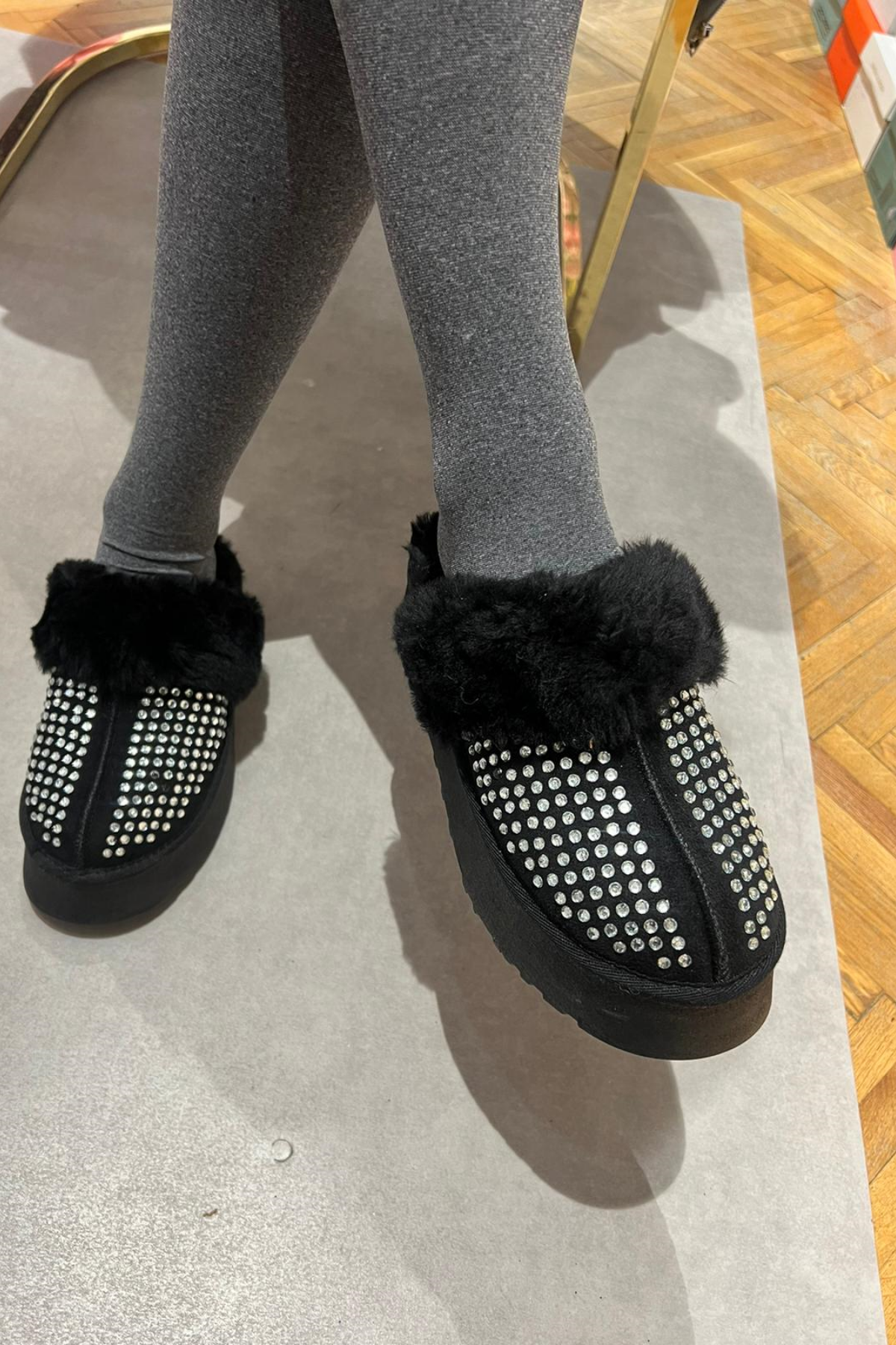 UGG TAŞLI TERLİK SİYAH