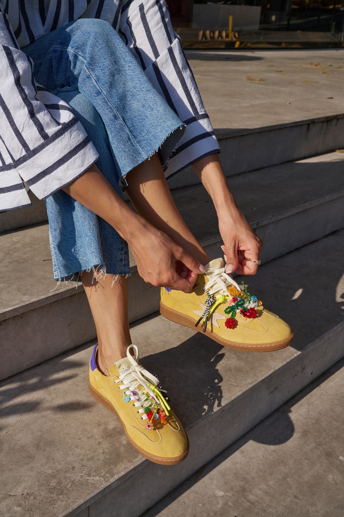 MENO KADIN SARI GERCEK DERI SUET BAGCIKLI CHARM DETAY ITALY SNEAKER