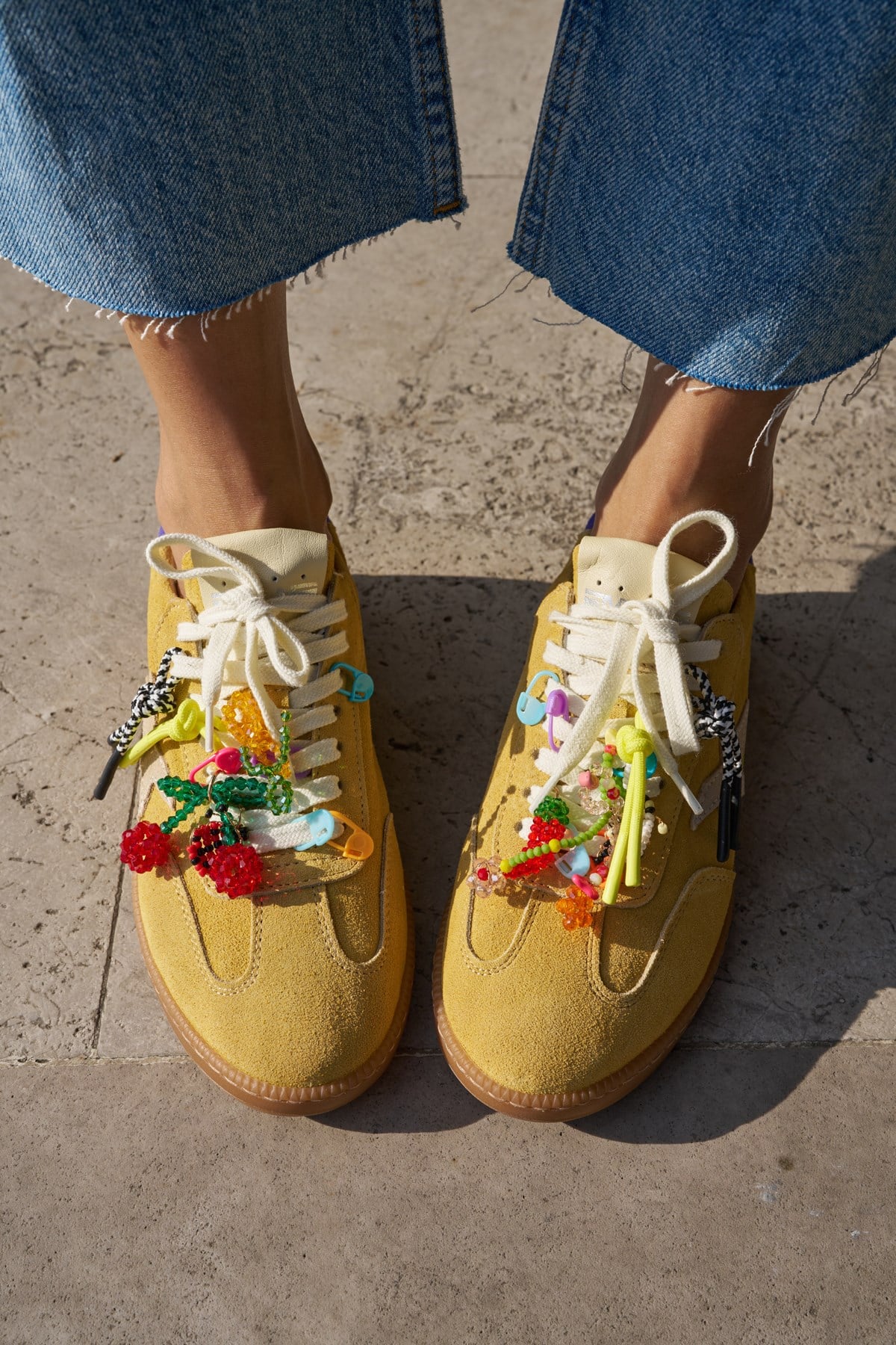 MENO KADIN SARI GERCEK DERI SUET BAGCIKLI CHARM DETAY ITALY SNEAKER