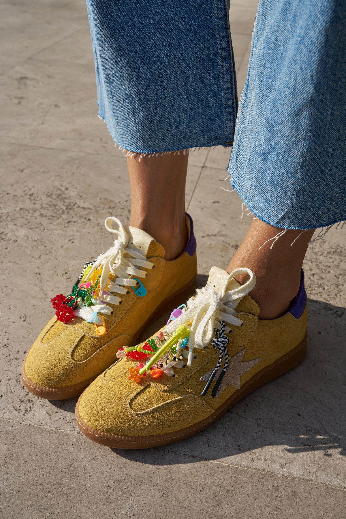 MENO KADIN SARI GERCEK DERI SUET BAGCIKLI CHARM DETAY ITALY SNEAKER