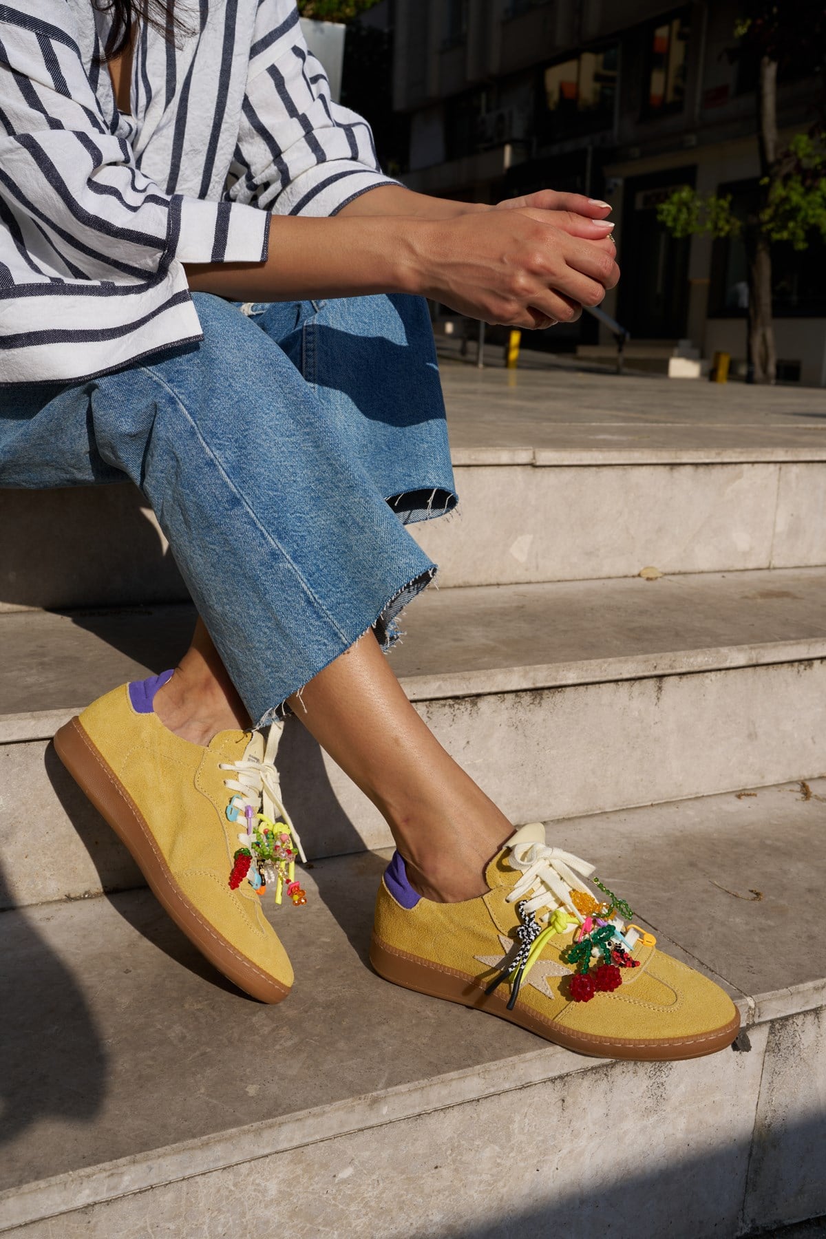 MENO KADIN SARI GERCEK DERI SUET BAGCIKLI CHARM DETAY ITALY SNEAKER