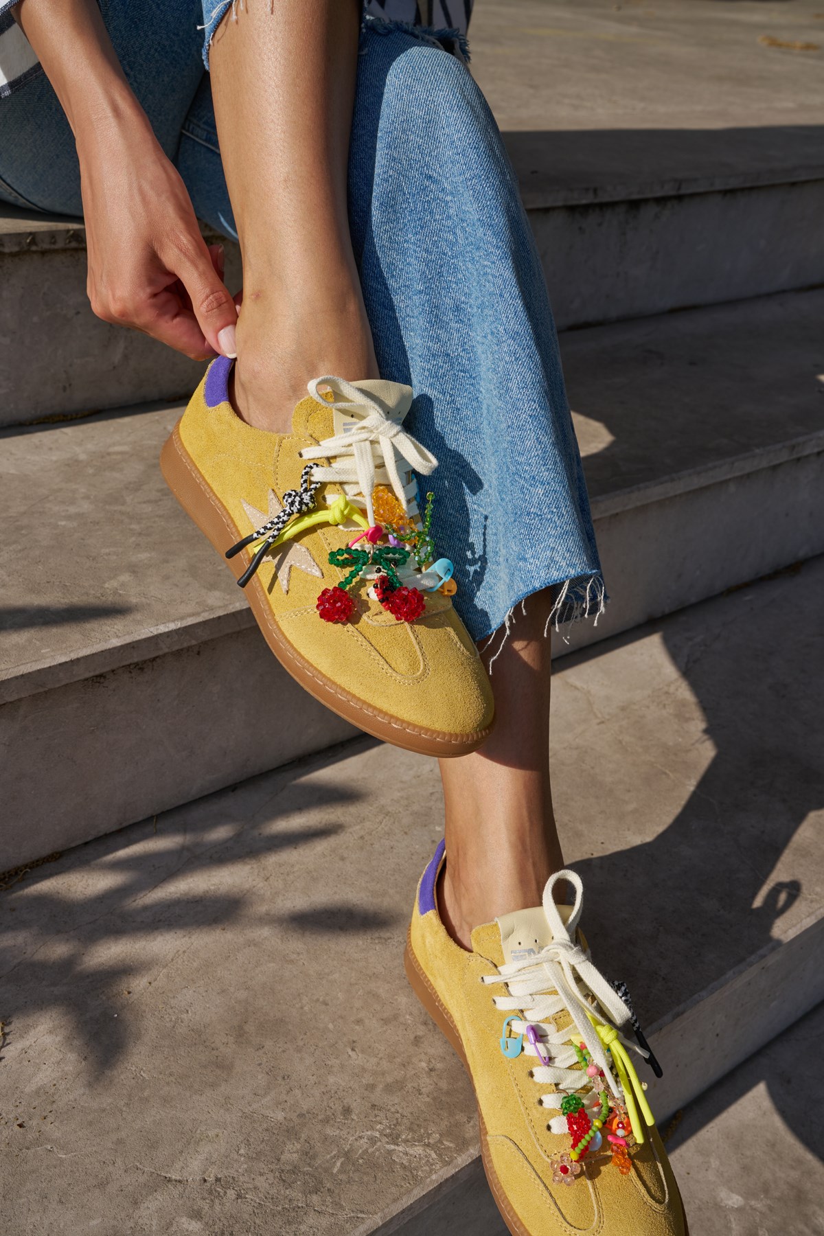MENO KADIN SARI GERCEK DERI SUET BAGCIKLI CHARM DETAY ITALY SNEAKER