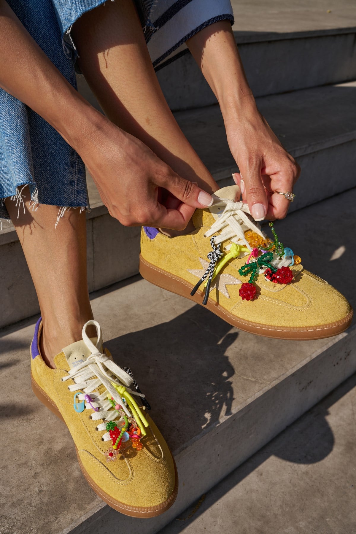 MENO KADIN SARI GERCEK DERI SUET BAGCIKLI CHARM DETAY ITALY SNEAKER