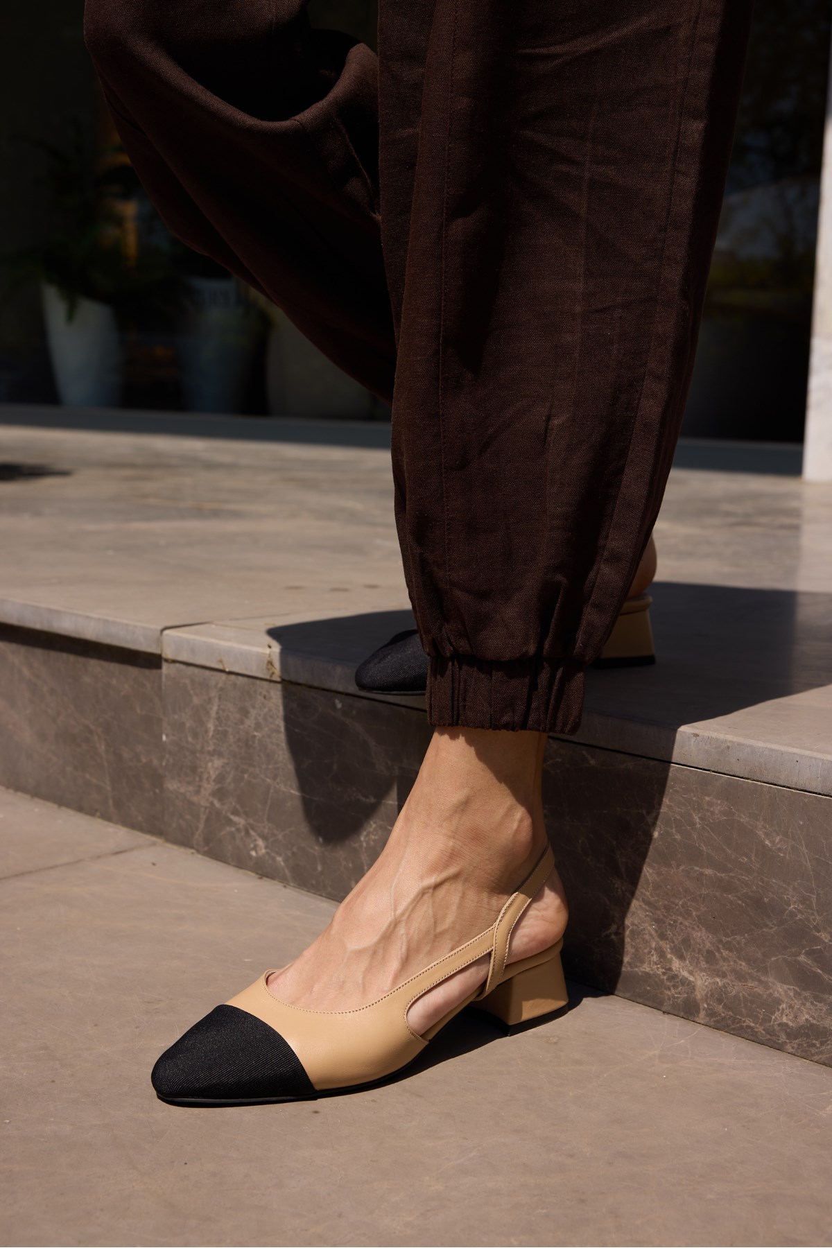 CHALO KADIN NUDE GERCEK DERI SIYAH GARNILI TOPUKLU SLINGBACK AYAKKABI