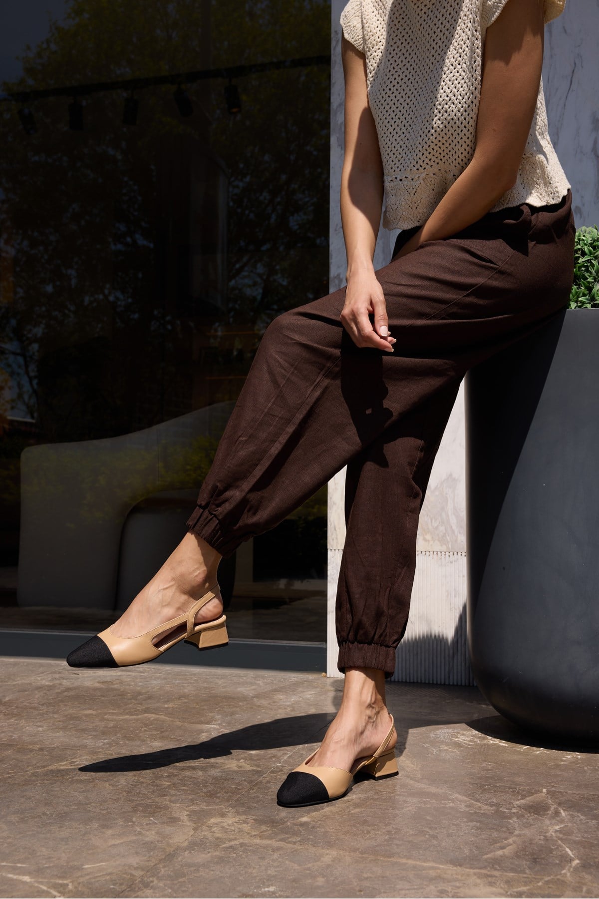 CHALO KADIN NUDE GERCEK DERI SIYAH GARNILI TOPUKLU SLINGBACK AYAKKABI