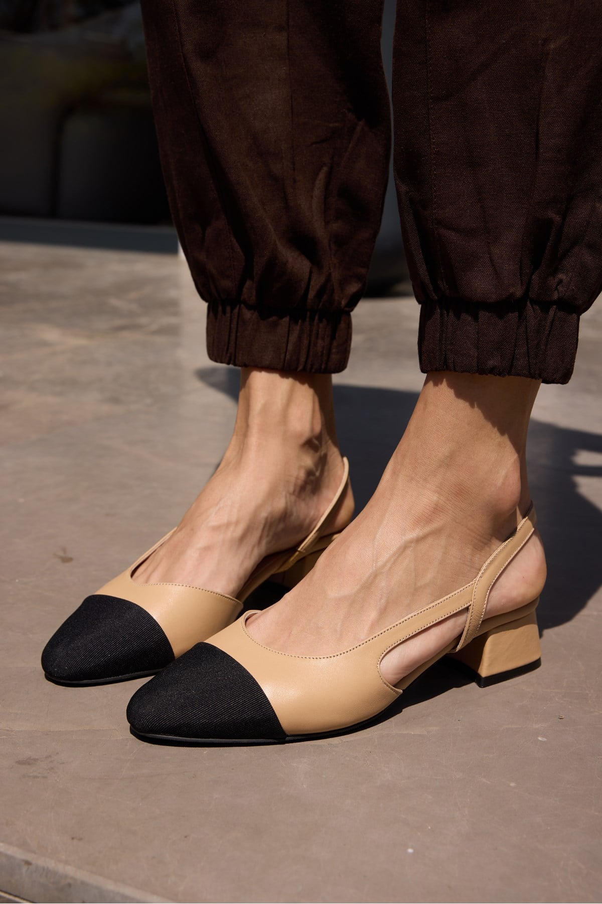 CHALO KADIN NUDE GERCEK DERI SIYAH GARNILI TOPUKLU SLINGBACK AYAKKABI