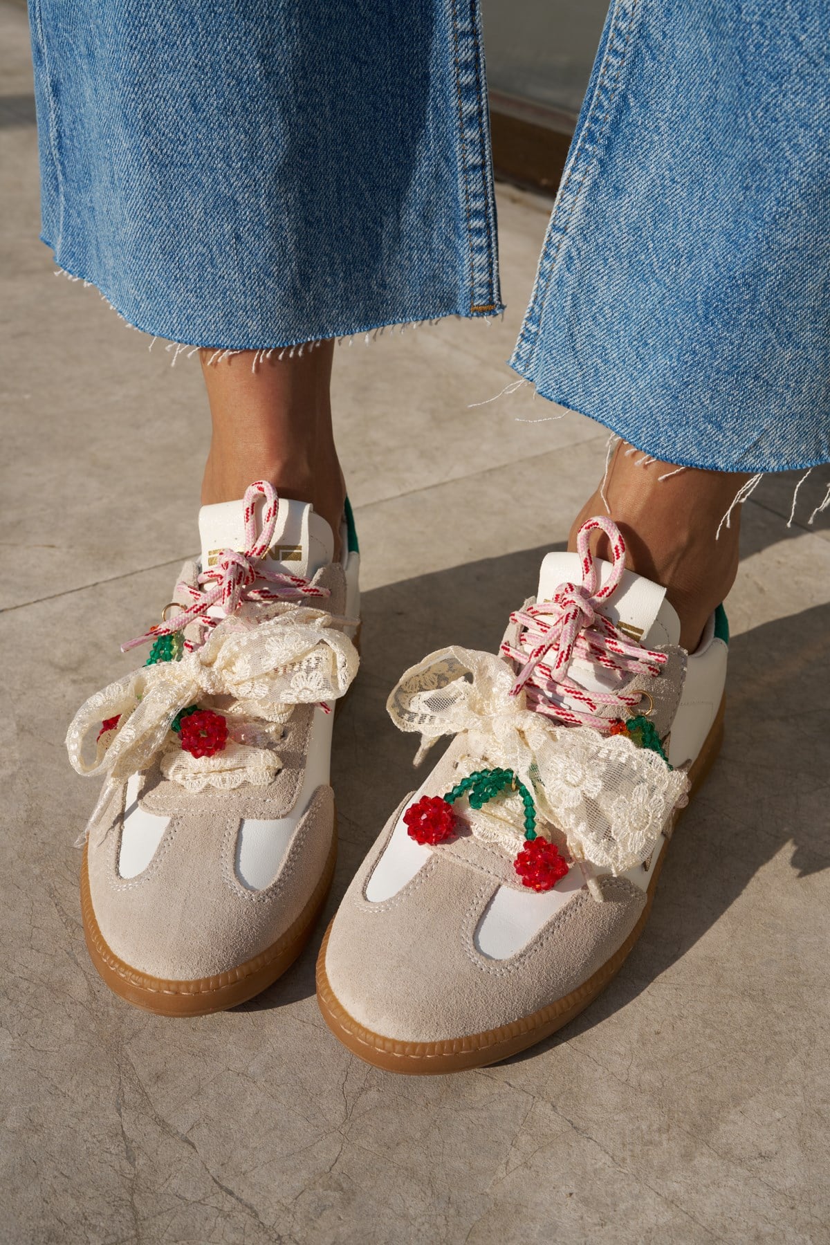 MENO KADIN BEYAZ GERCEK DERI SUET CHARM DETAYLI ITALYAN SNEAKER