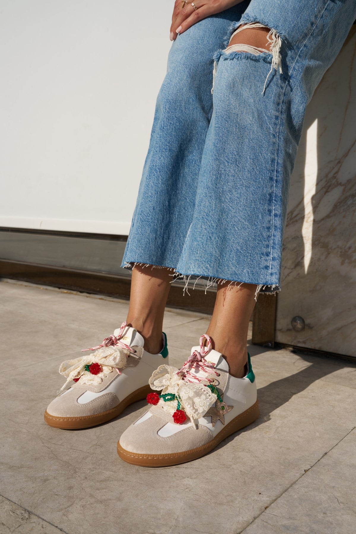 MENO KADIN BEYAZ GERCEK DERI SUET CHARM DETAYLI ITALYAN SNEAKER
