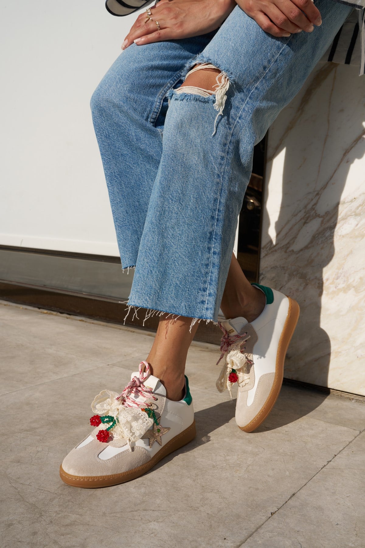 MENO KADIN BEYAZ GERCEK DERI SUET CHARM DETAYLI ITALYAN SNEAKER