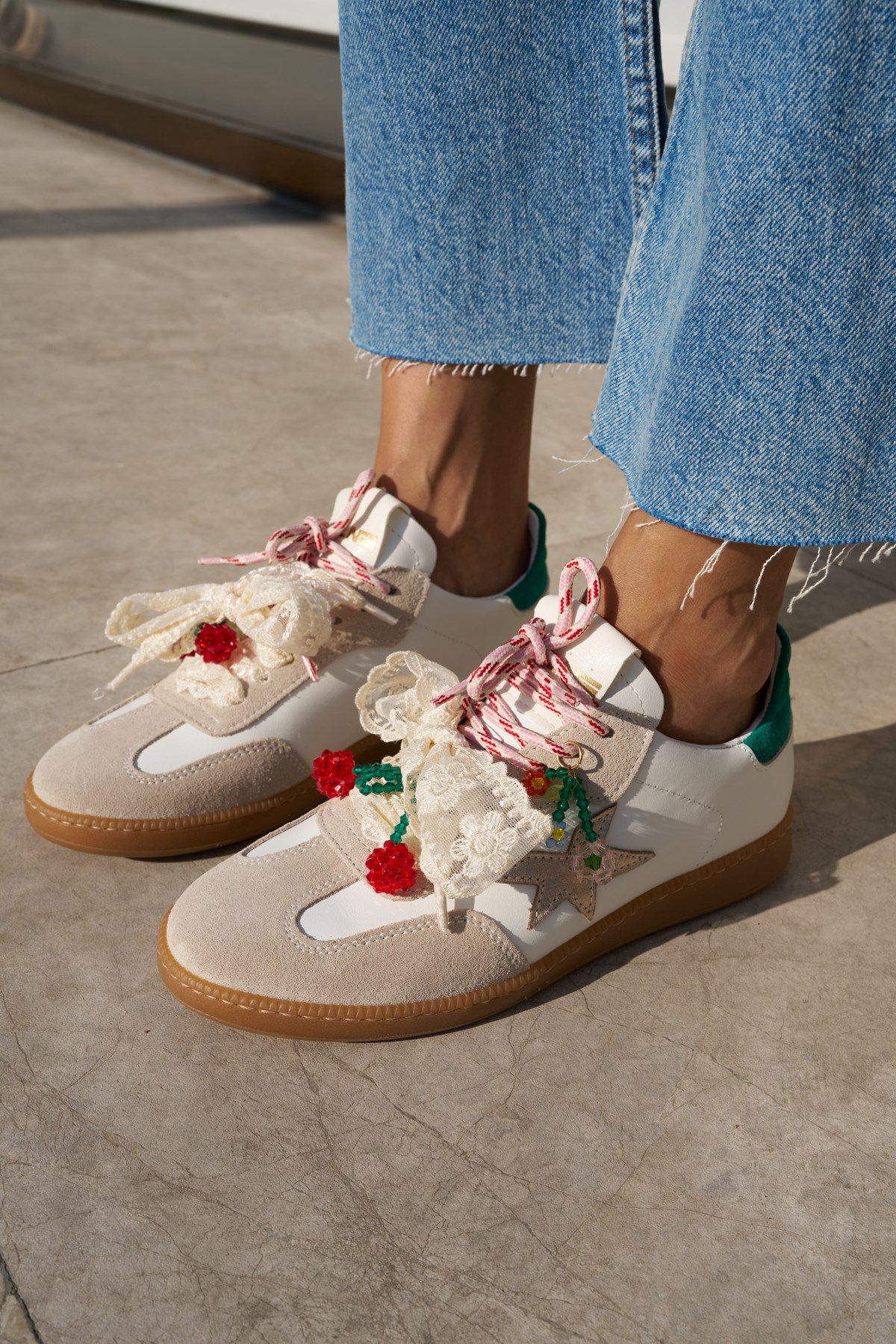 MENO KADIN BEYAZ GERCEK DERI SUET CHARM DETAYLI ITALYAN SNEAKER
