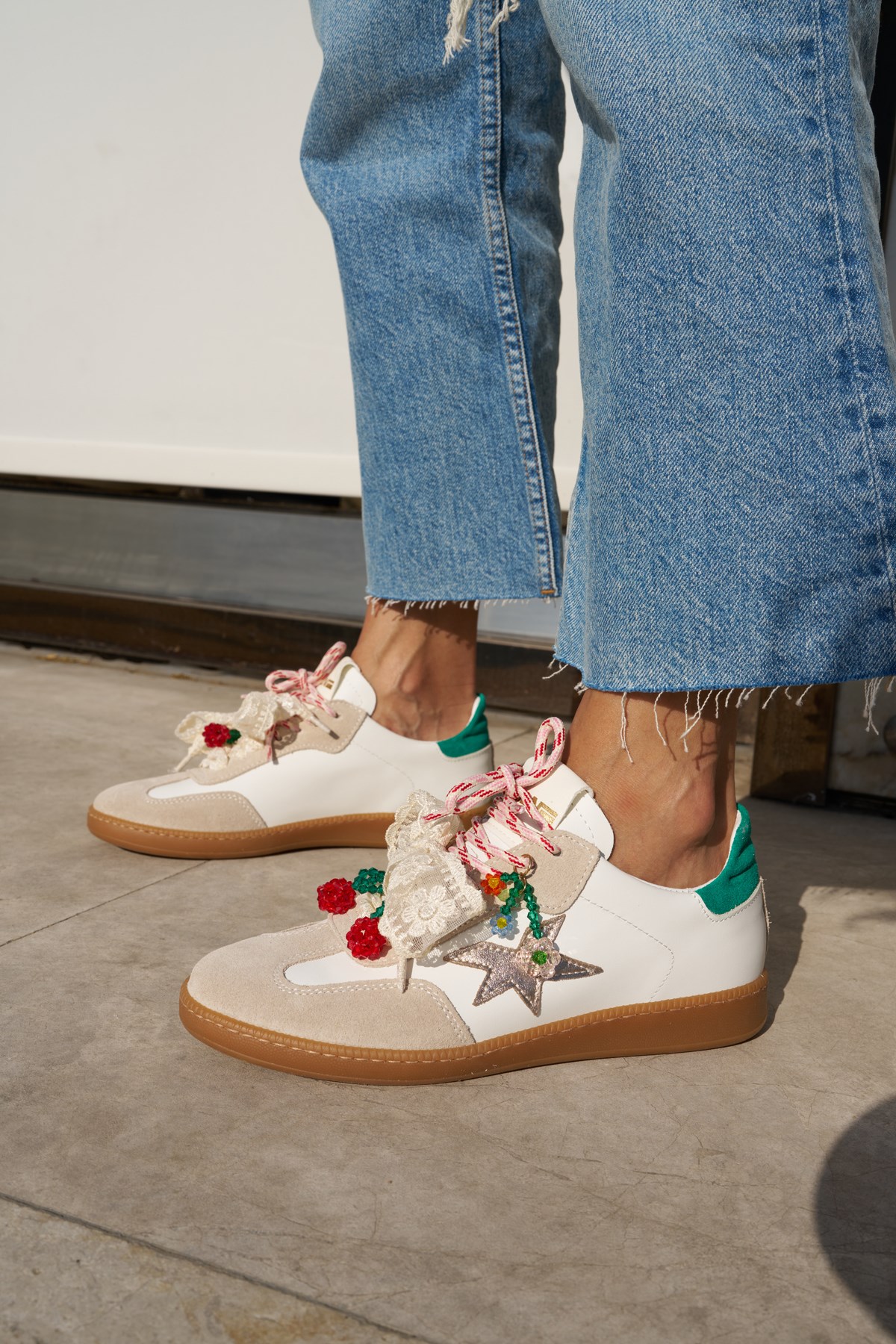 MENO KADIN BEYAZ GERCEK DERI SUET CHARM DETAYLI ITALYAN SNEAKER