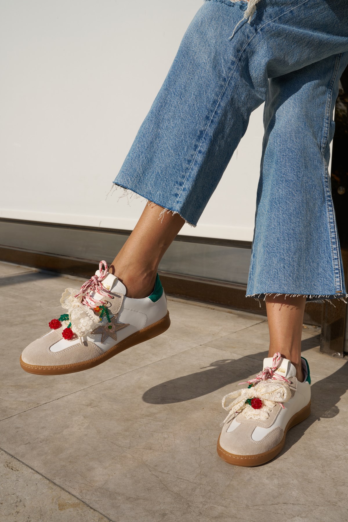MENO KADIN BEYAZ GERCEK DERI SUET CHARM DETAYLI ITALYAN SNEAKER