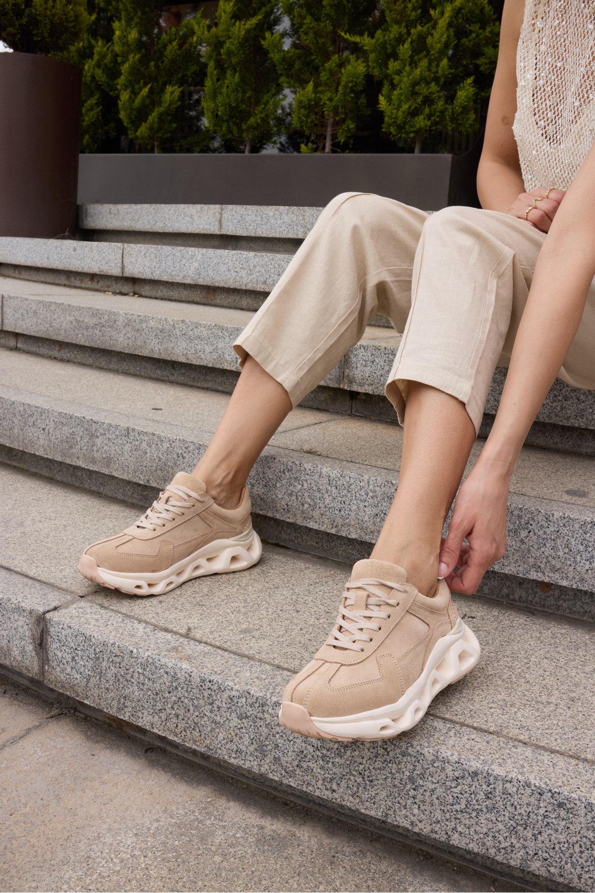 LESTIRO KADIN BEJ GERCEK DERI SUET BAGCIKLI SNEAKER