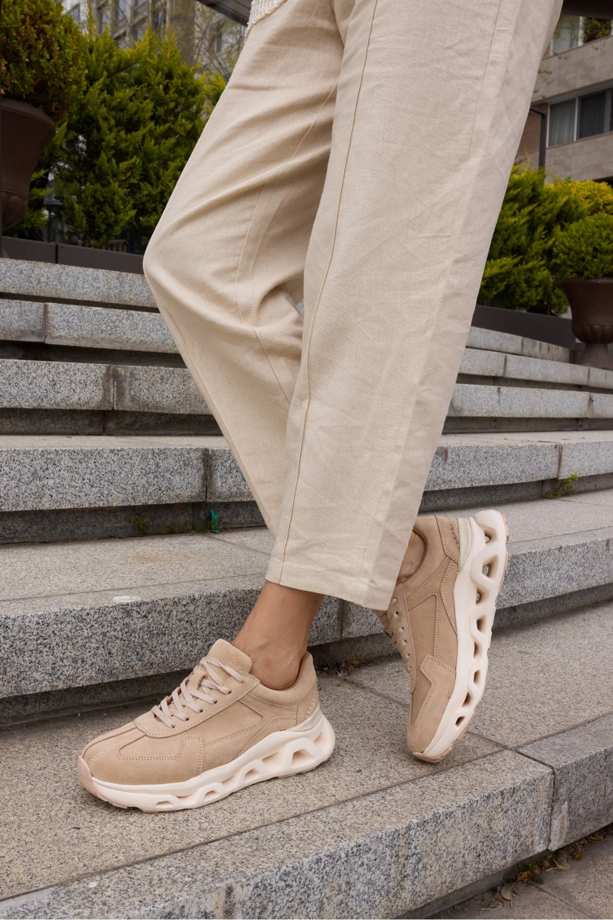 LESTIRO KADIN BEJ GERCEK DERI SUET BAGCIKLI SNEAKER