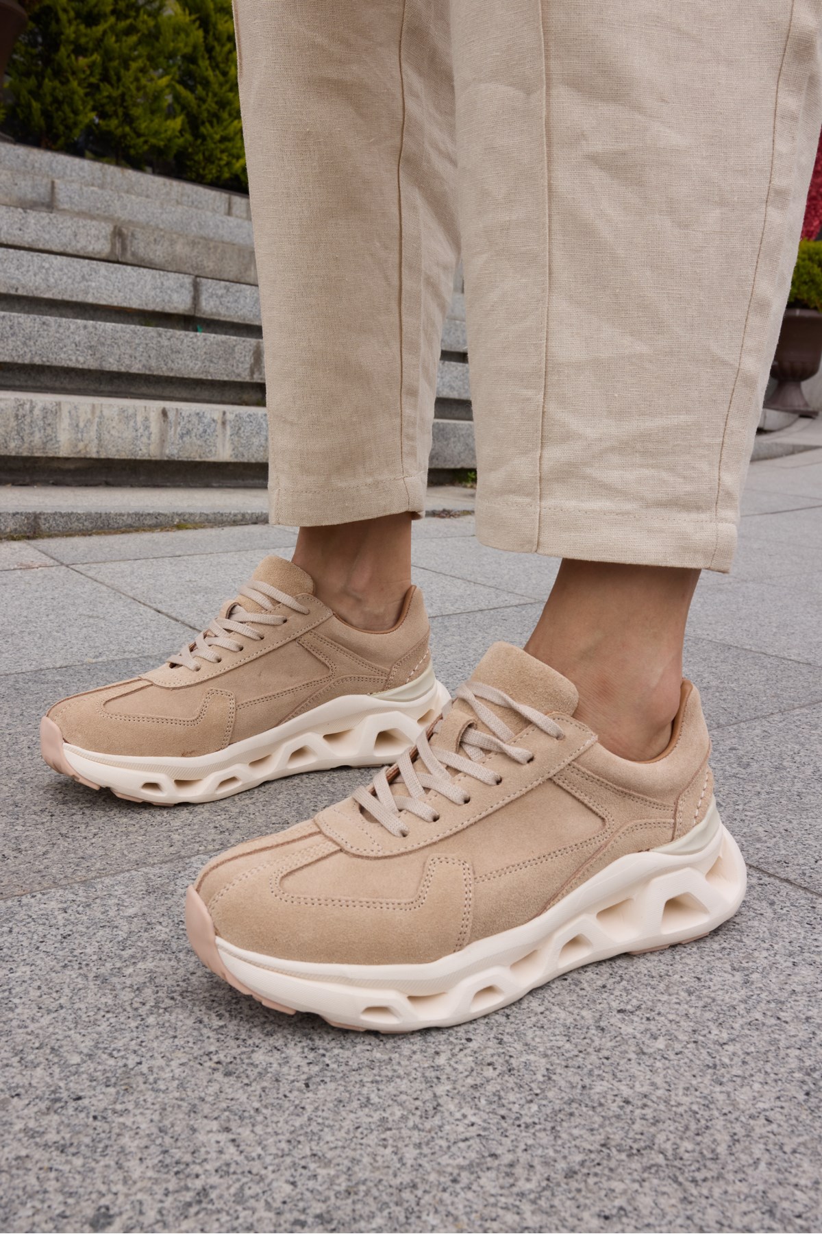 LESTIRO KADIN BEJ GERCEK DERI SUET BAGCIKLI SNEAKER