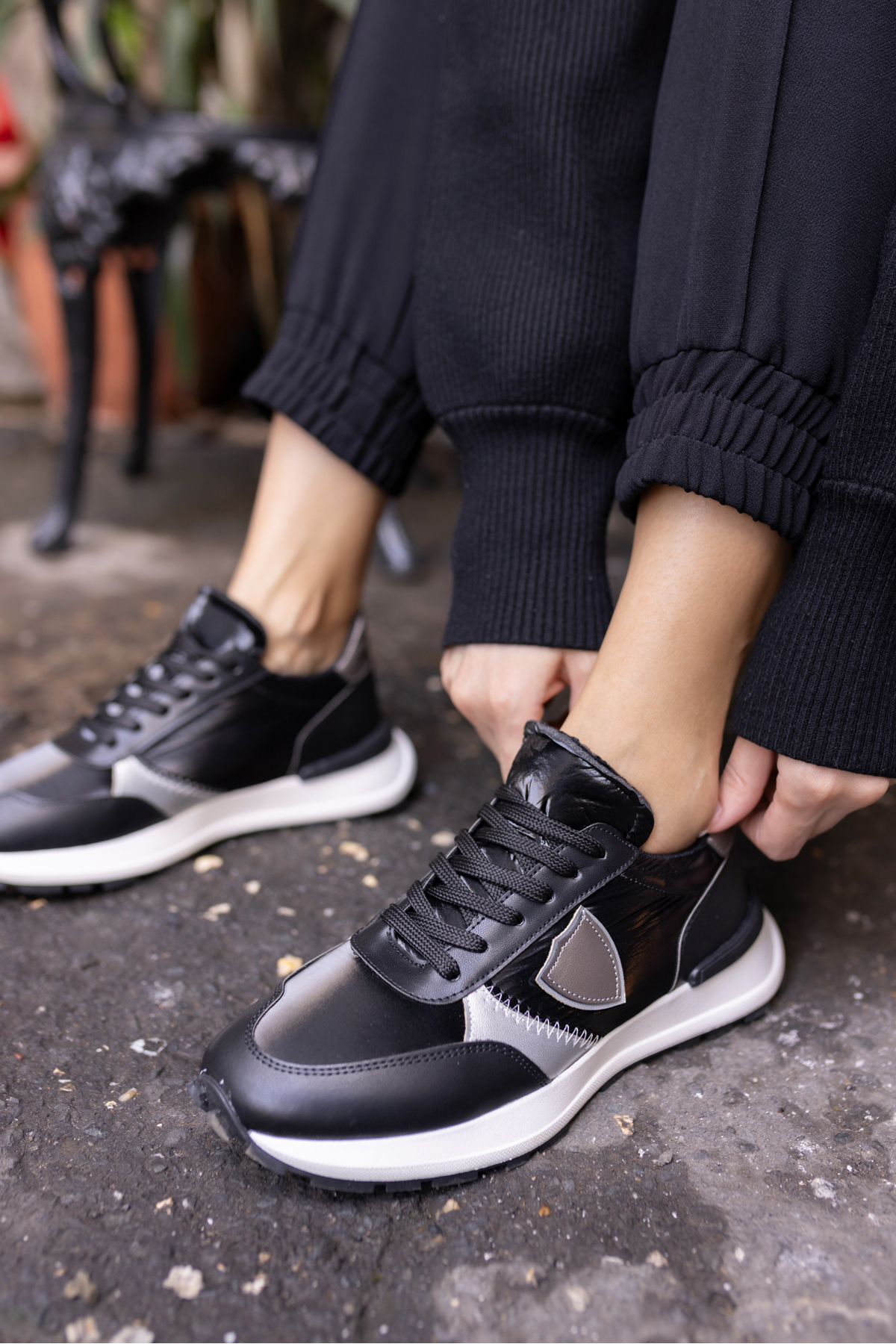 MUÇİ KADIN SİYAH PARASUT KUMAŞ GARNİLİ SNEAKER