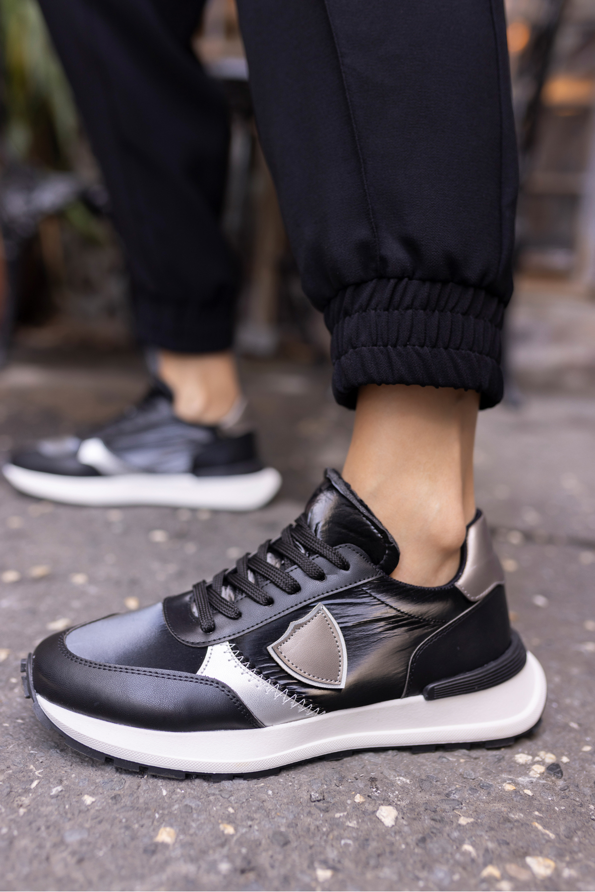 MUÇİ KADIN SİYAH PARASUT KUMAŞ GARNİLİ SNEAKER