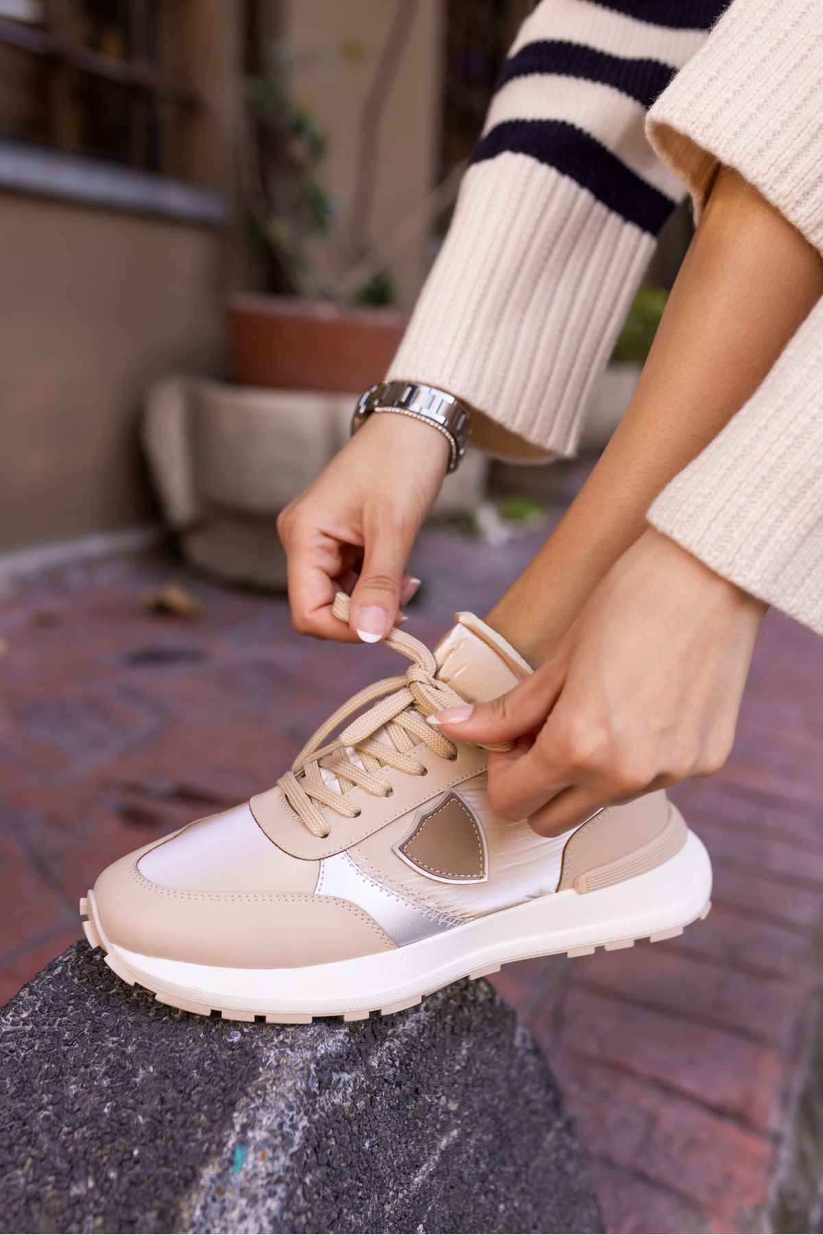 MUÇİ KADIN SİYAH PARASUT KUMAŞ GARNİLİ SNEAKER