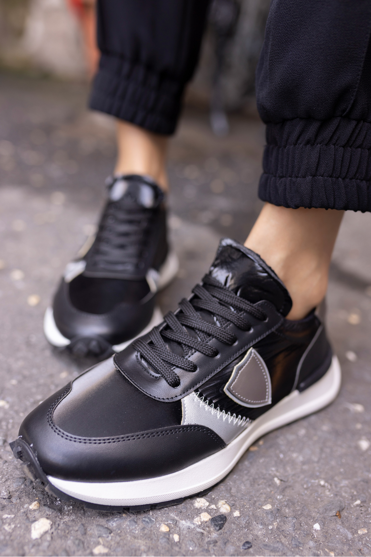 MUÇİ KADIN SİYAH PARASUT KUMAŞ GARNİLİ SNEAKER