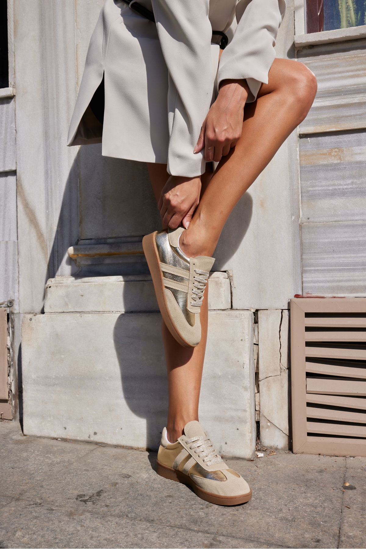 SAMBALİ KADIN BEJ ALTIN GARNILI  TARZ SNEAKER