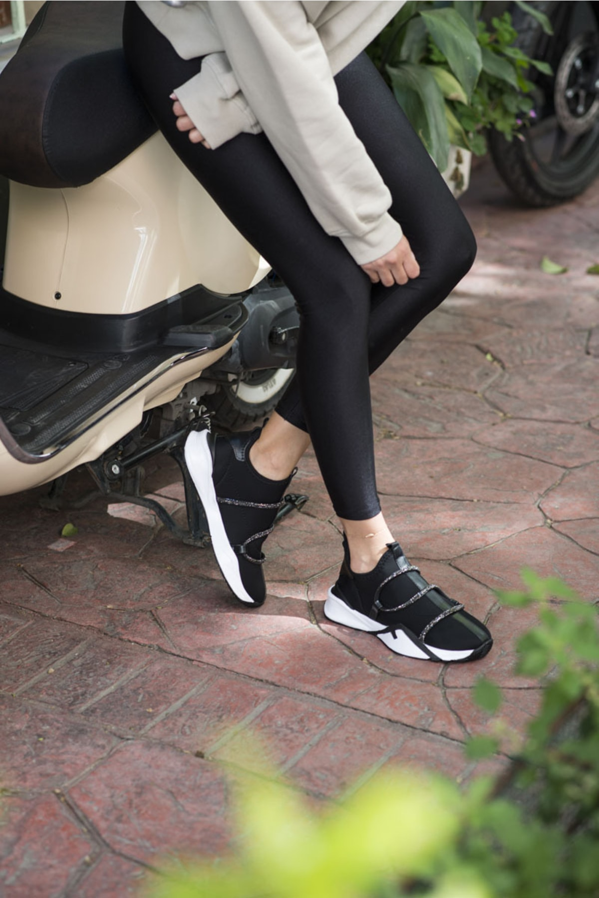 Elen Kadın Siyah Scuba Kumaş Taş Detay Sneaker