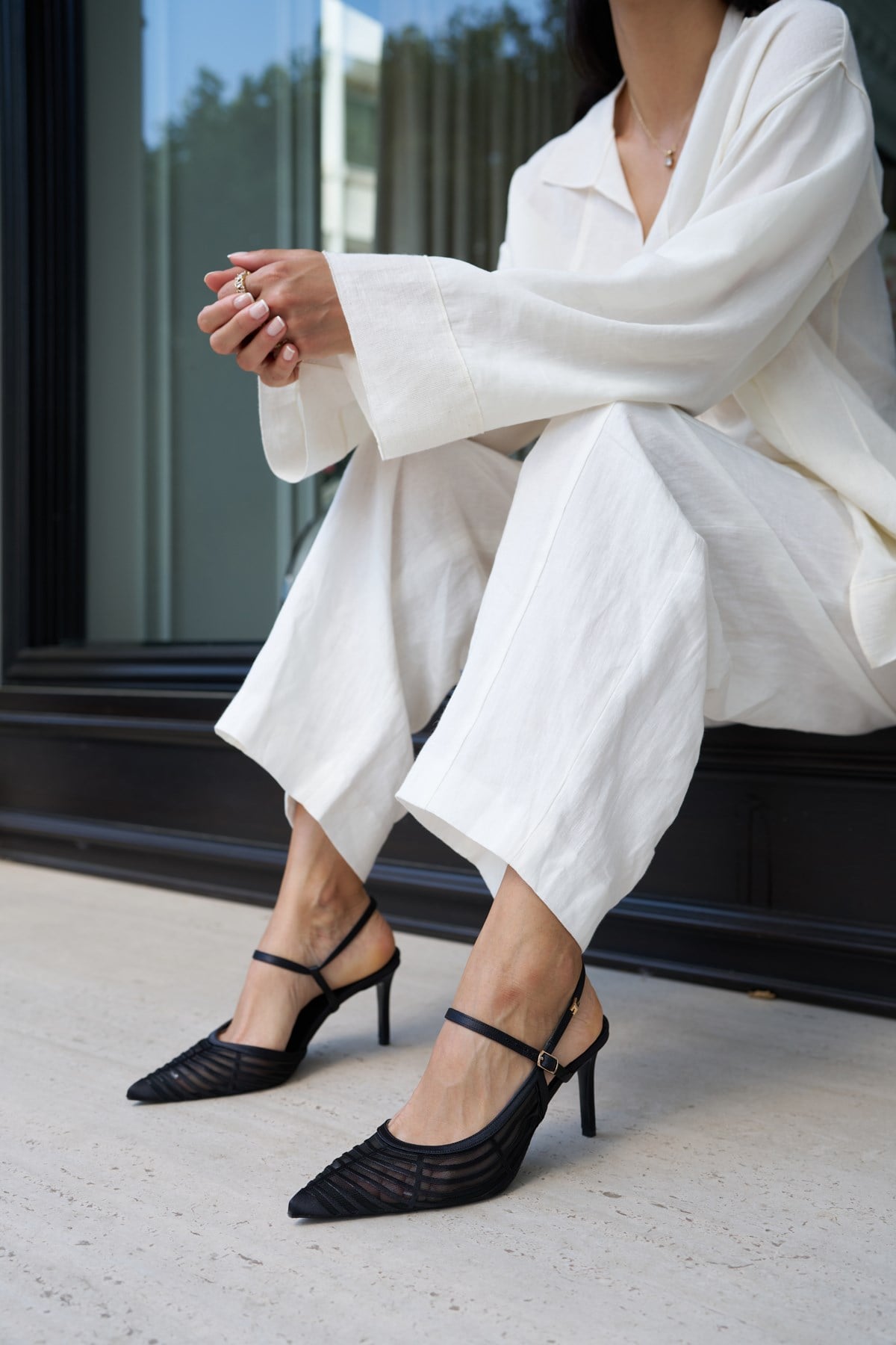 JENESI KADIN SIYAH SATEN TOPUKLU SLINGBACK AYAKKABI