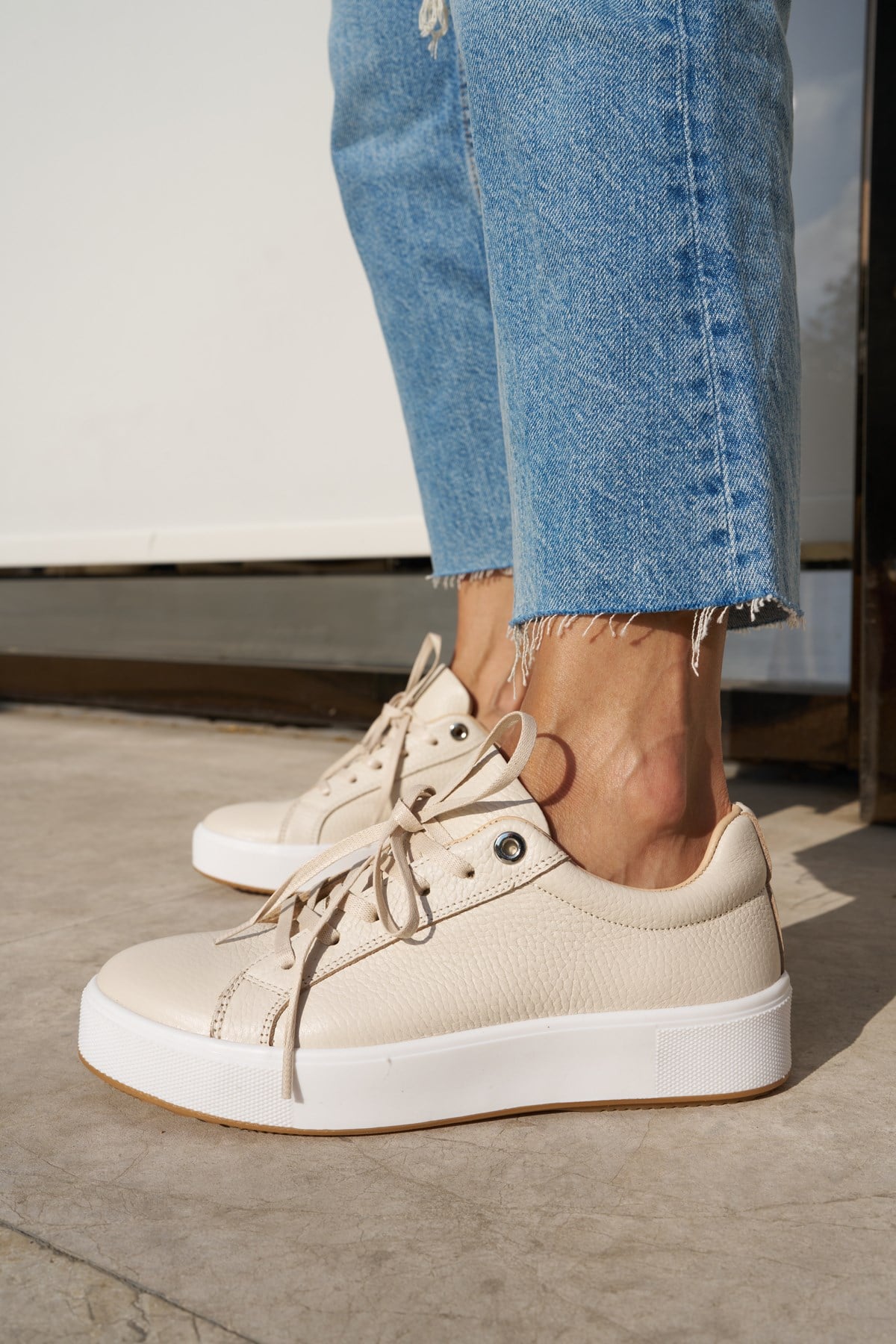 ZALVIRO KADIN BEJ GERCEK DERI BAGCIKLI SNEAKER