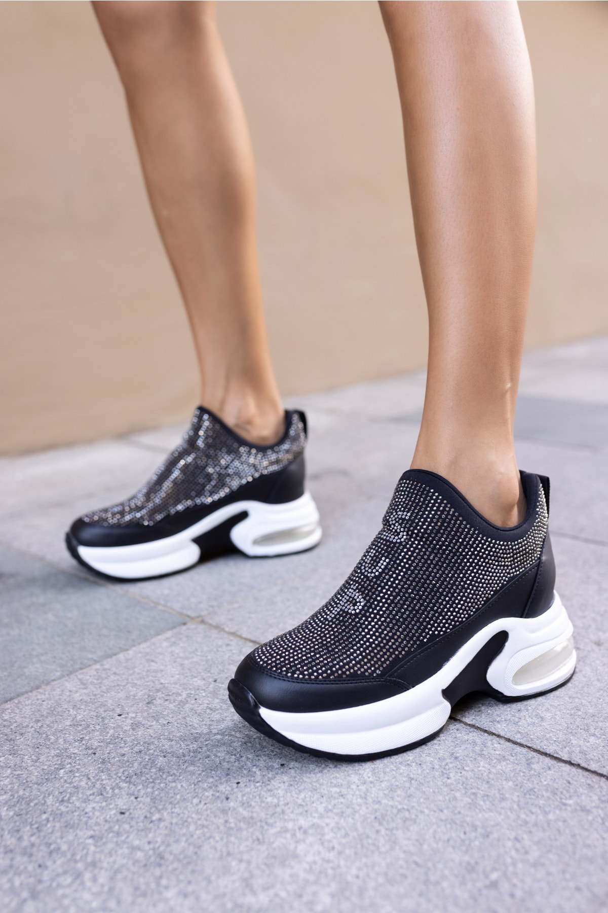 BAMBA KADİN BEJ TAŞLİ GİZLİ DOLGU TOPUKLU SNEAKER