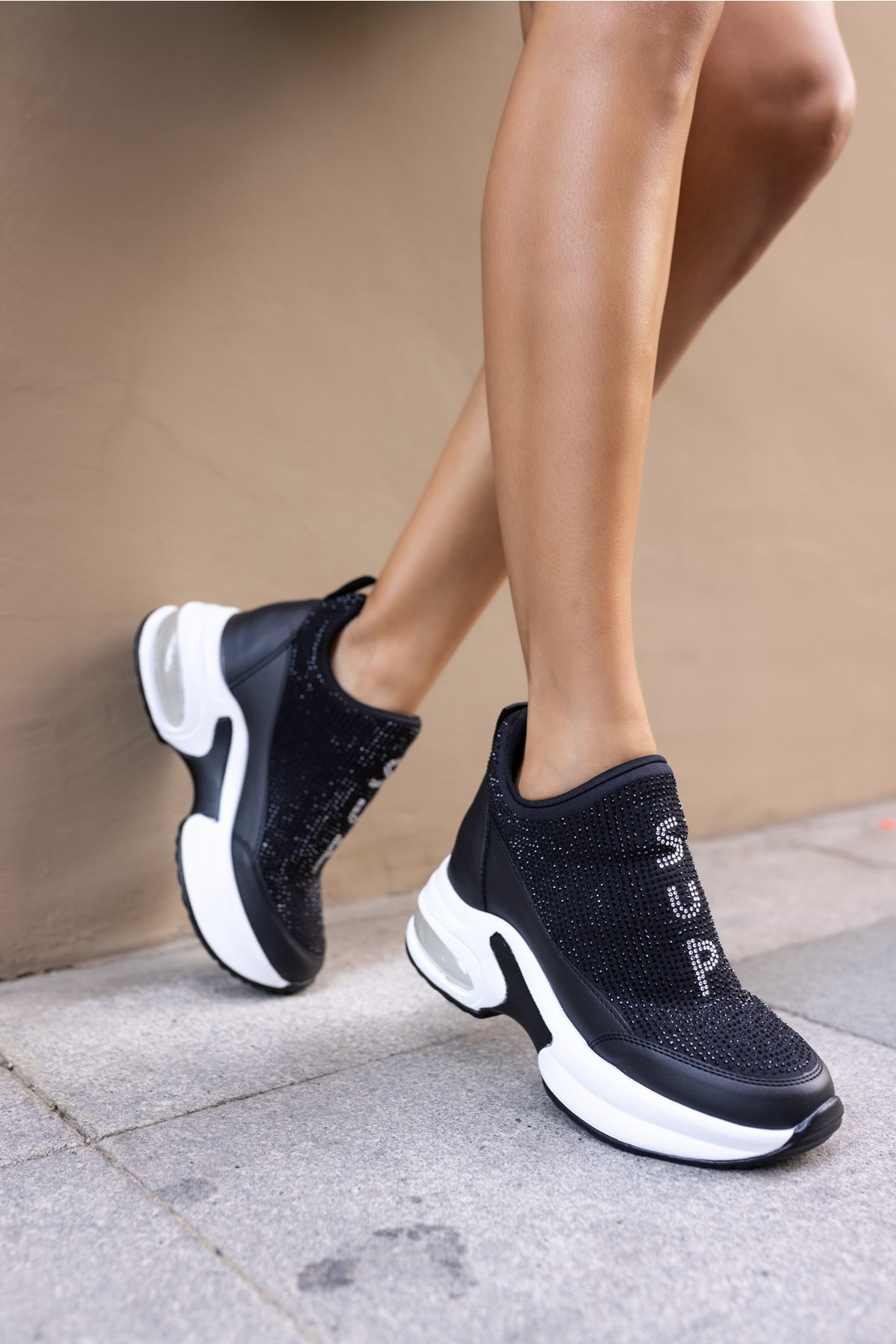 BAMBA KADİN BEJ TAŞLİ GİZLİ DOLGU TOPUKLU SNEAKER