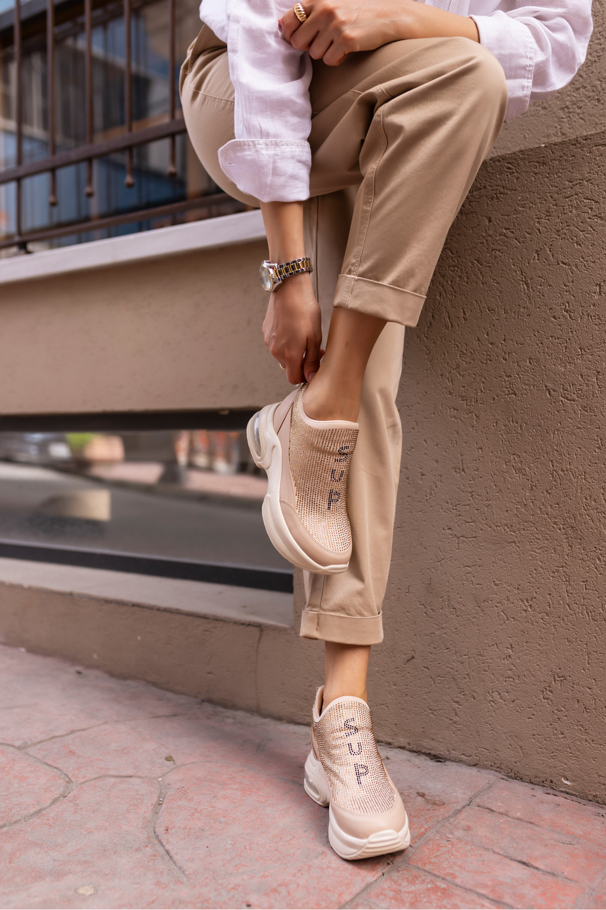 BAMBA KADİN BEJ TAŞLİ GİZLİ DOLGU TOPUKLU SNEAKER